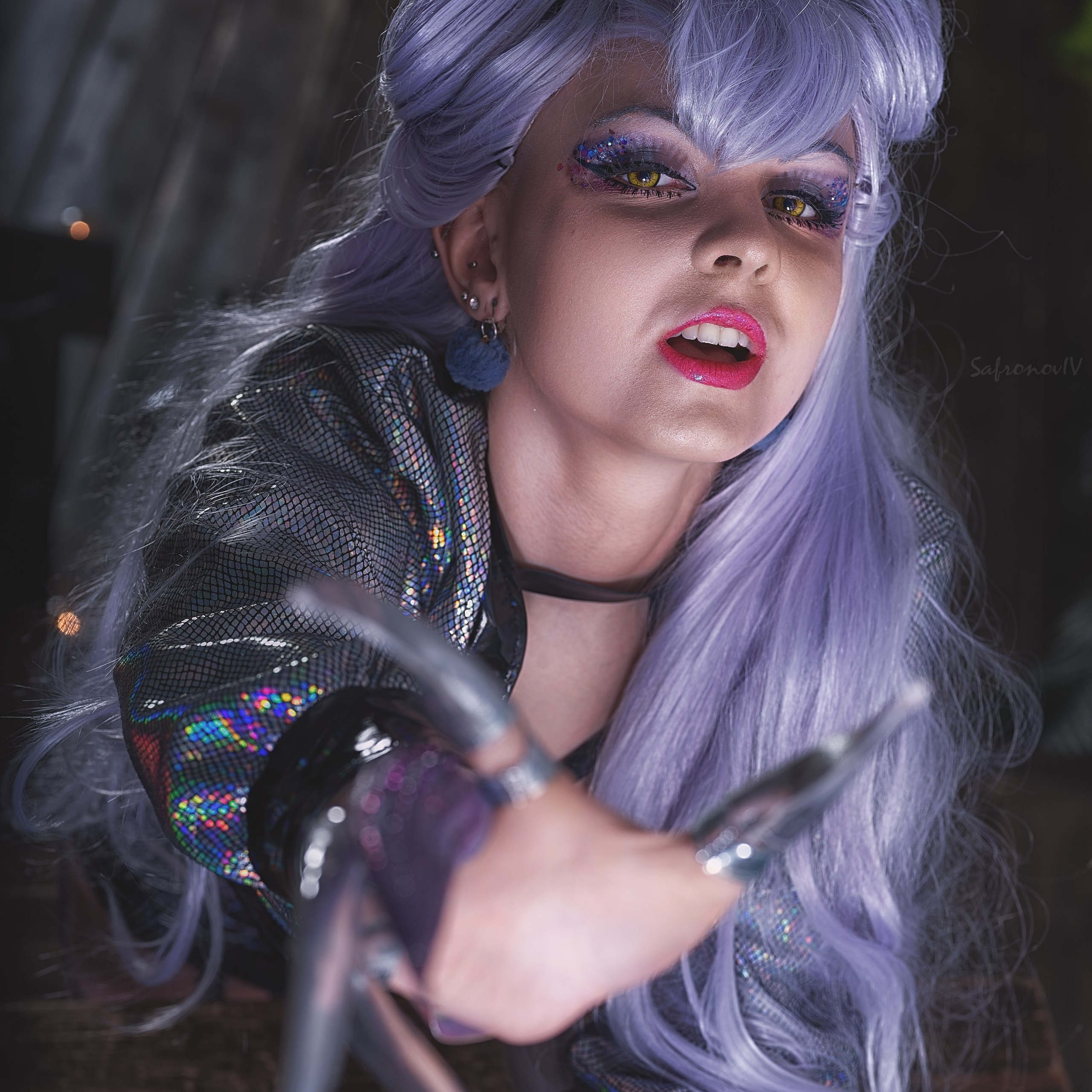 Девушка в костюме аниме тянется рукой к вам