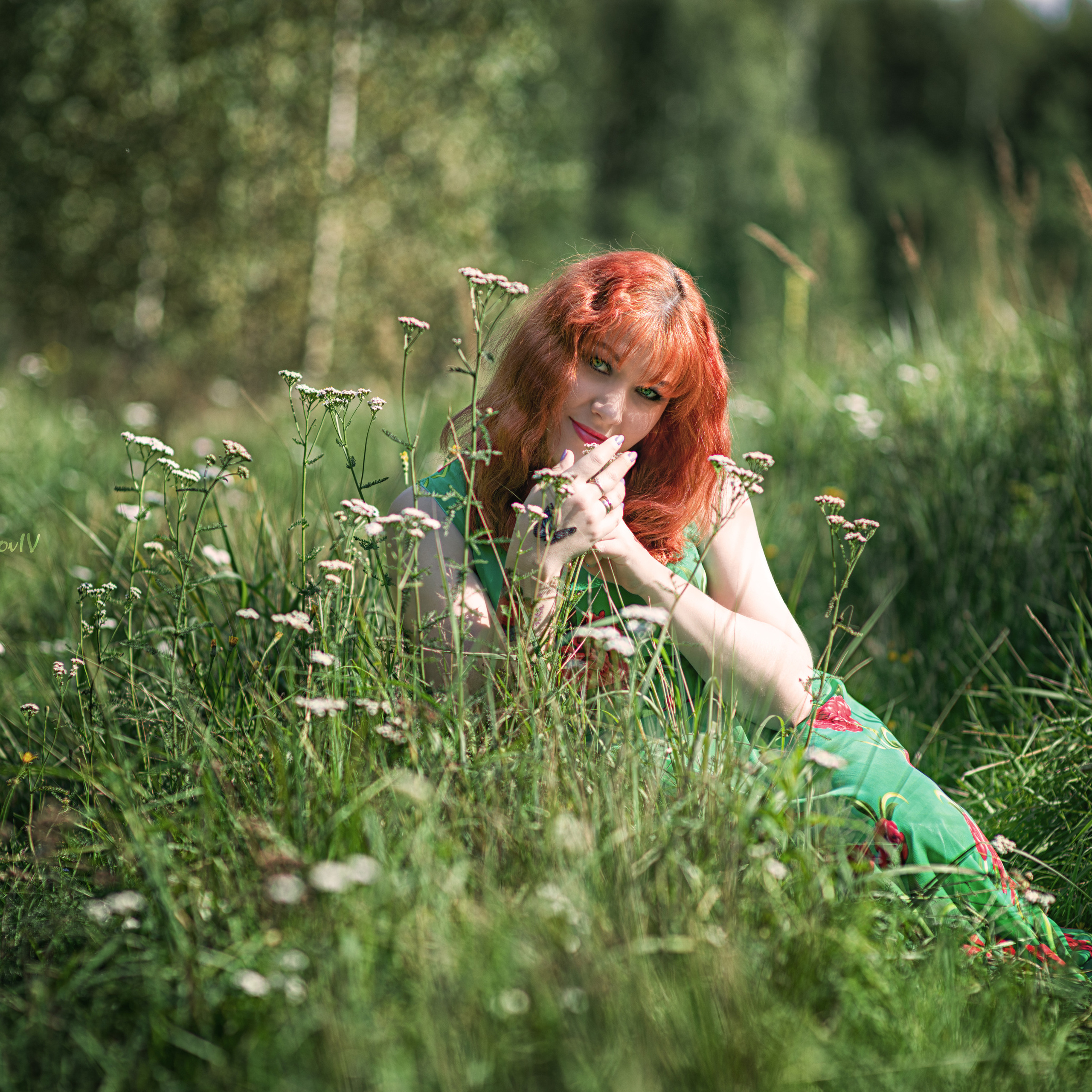 Девушка спряталась в траве