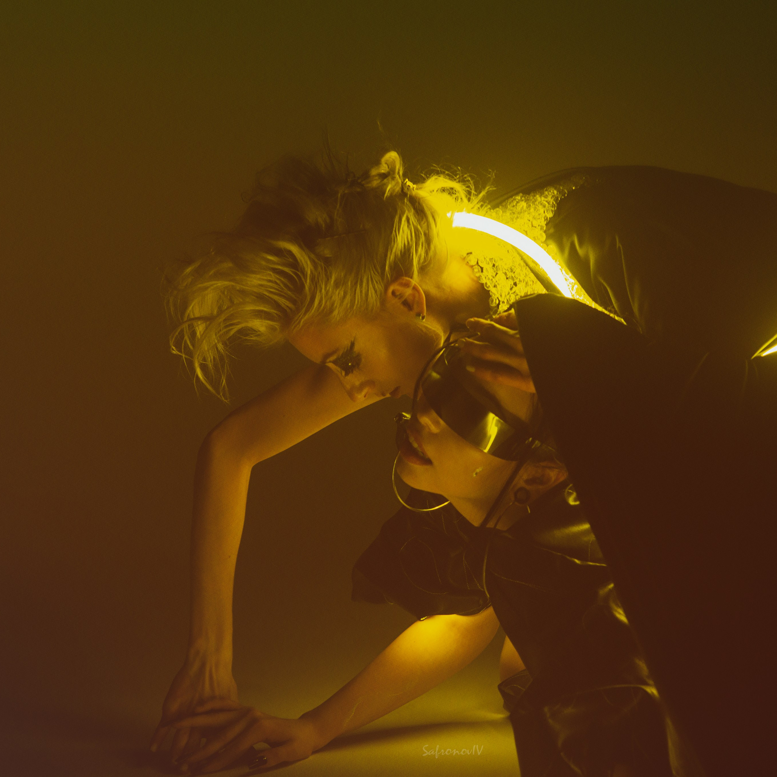 Две девушки сексуально обнимаются на полу