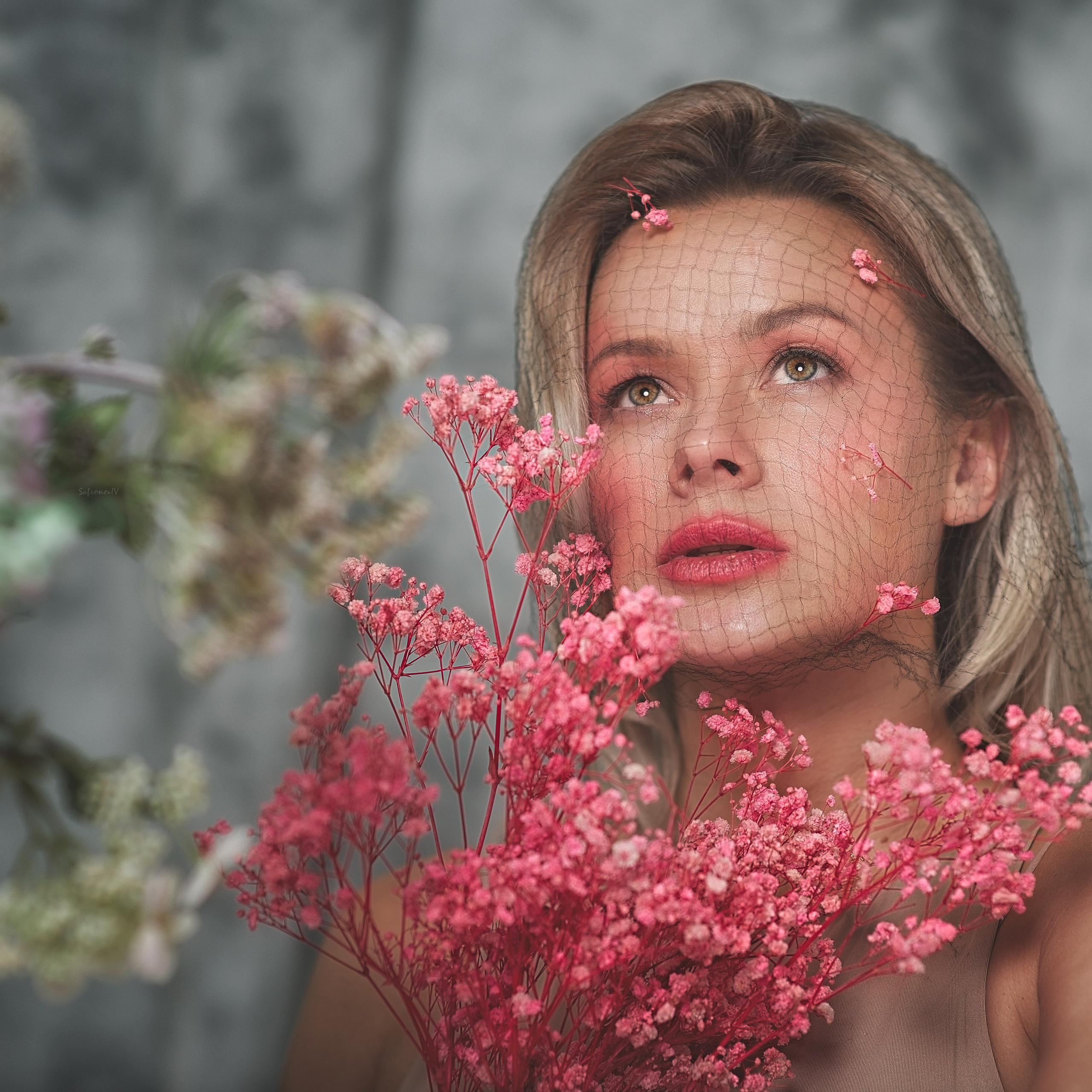 Женщина с прекрасным букетом цветов