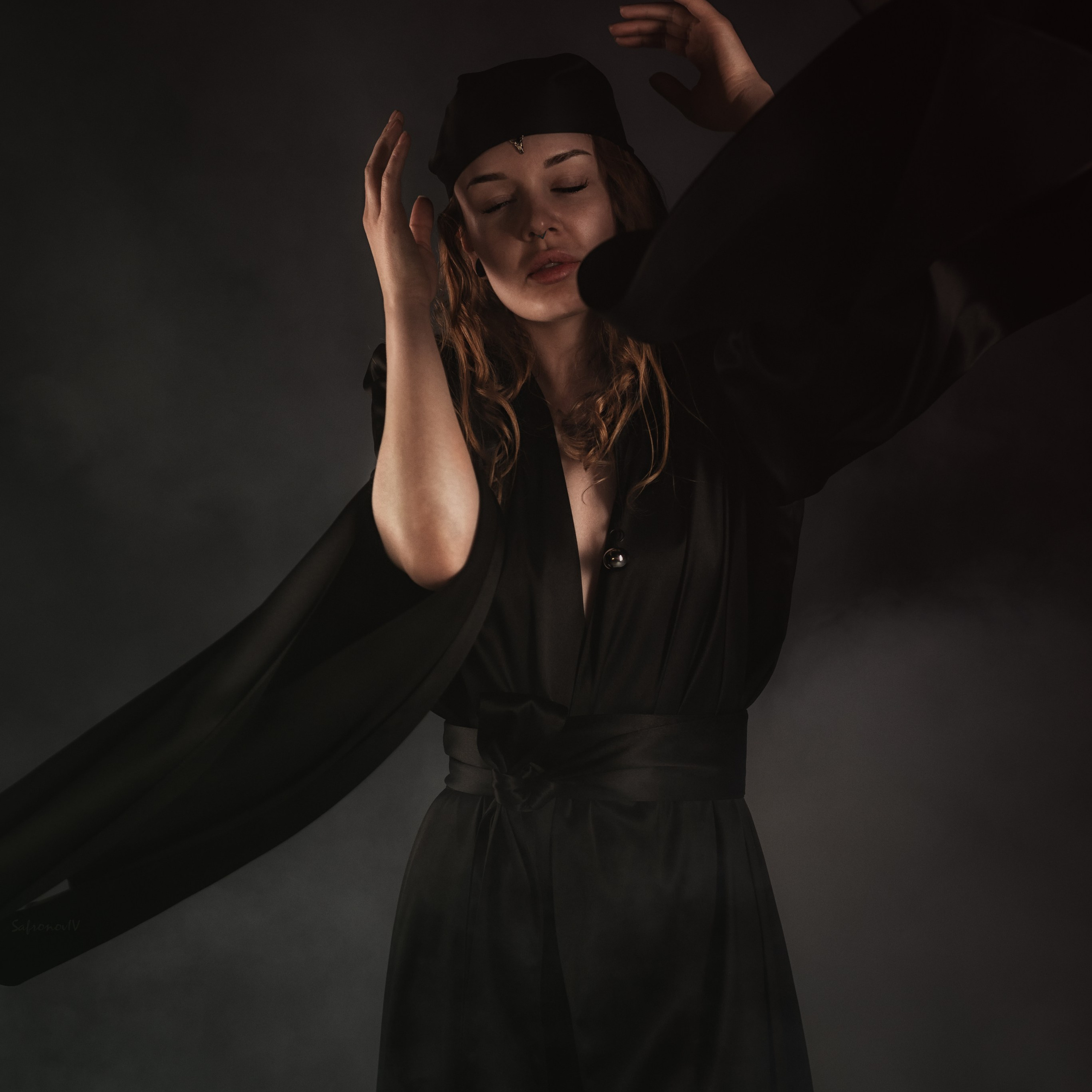 Танец девушки в черном платье