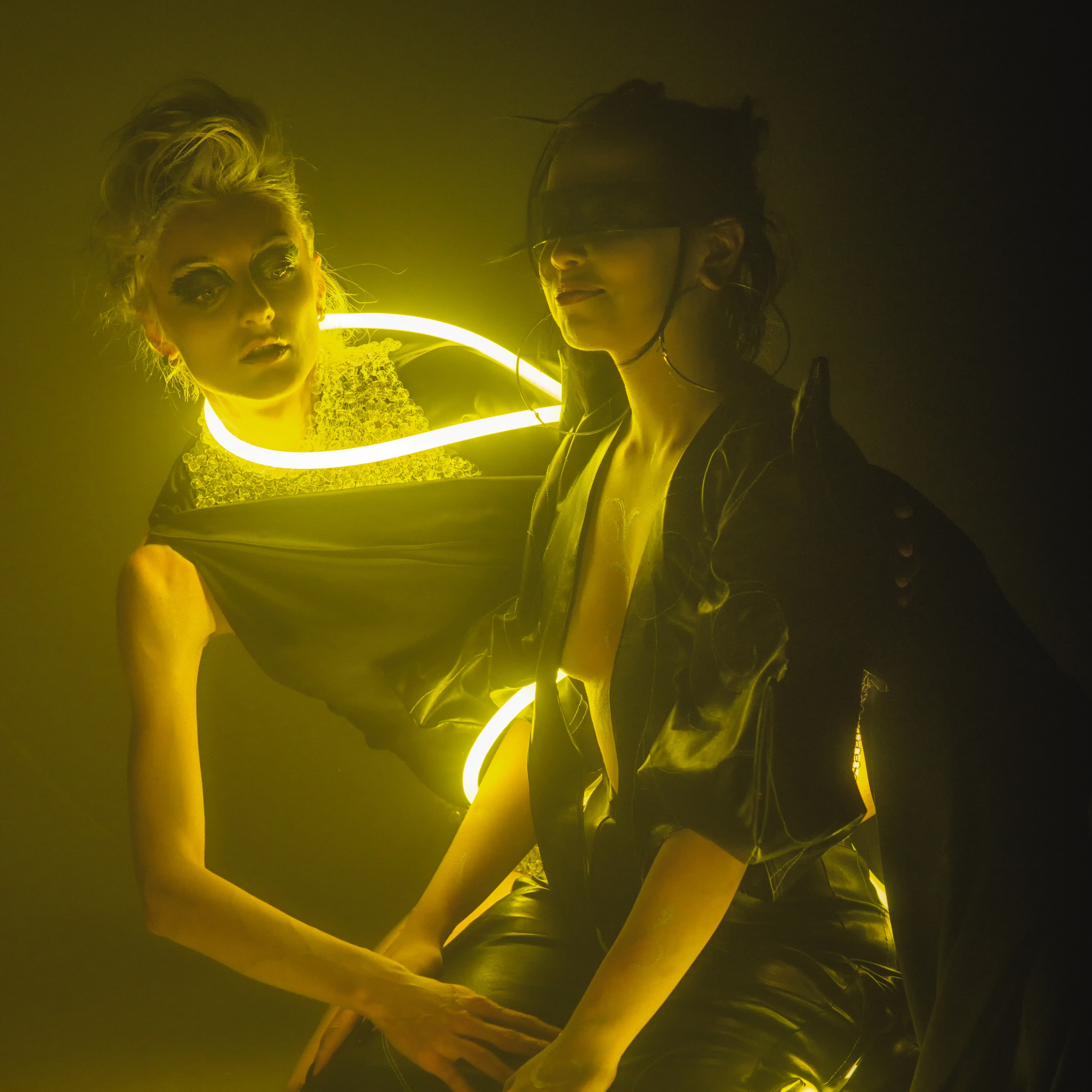 Две девушки нежно трогают друг друга