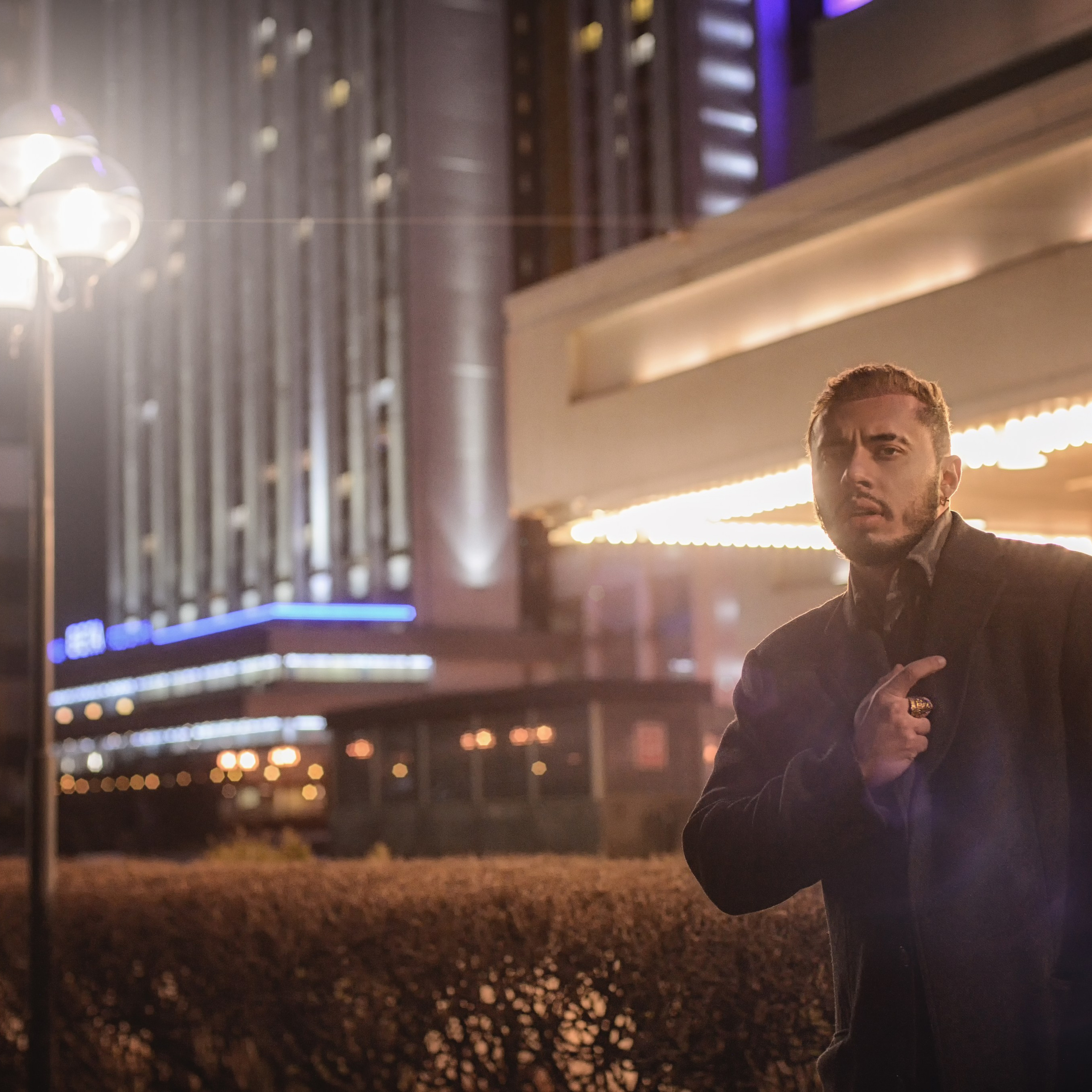 Замерзший мужчина в пальто