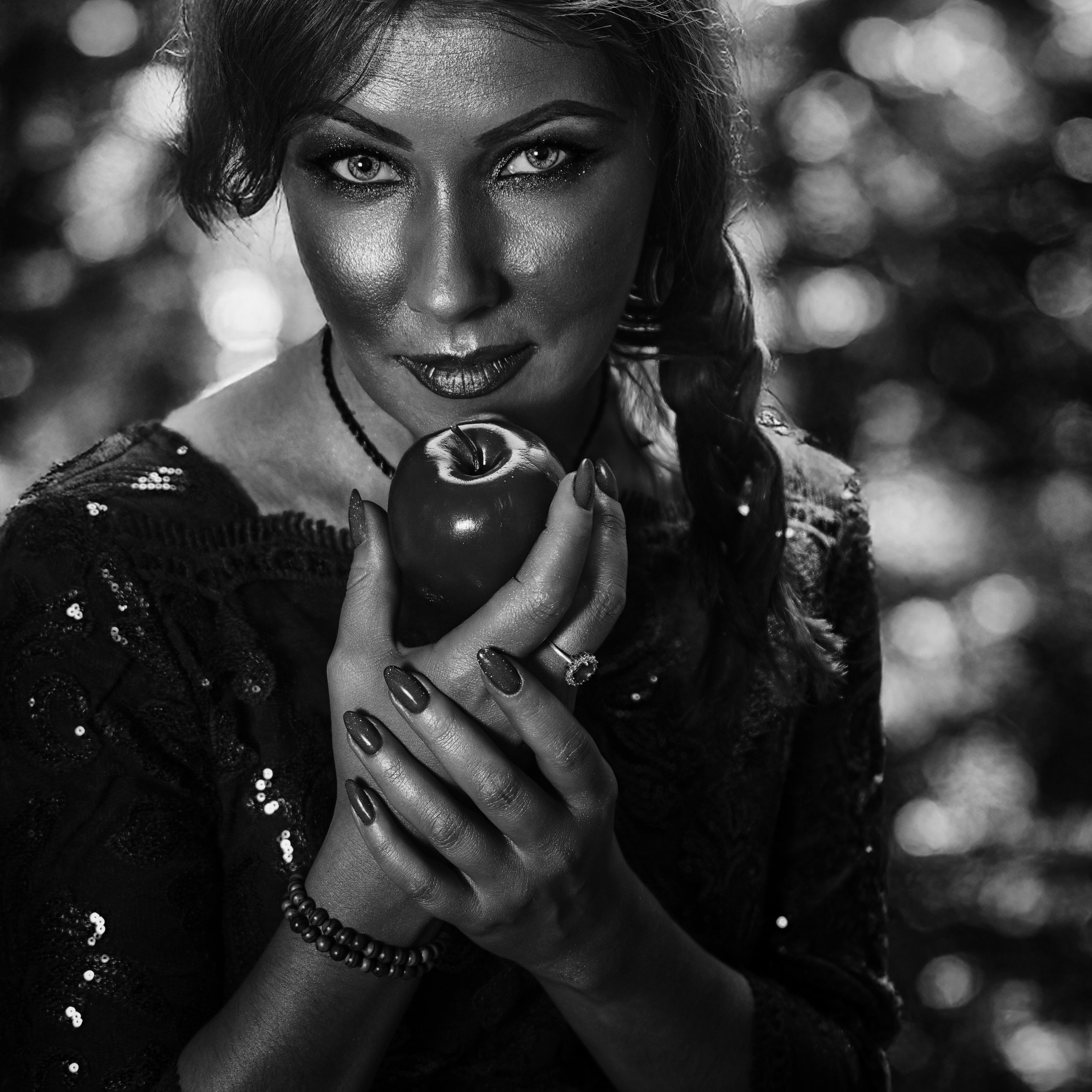 девушка с загадочным и притягательным взглядом. Она держит в руках яблоко, которое символизирует искушение и тайну. Ее макияж подчеркивает выразительность глаз, а черное платье с блестящими элементами добавляет образу элегантности и драматичности. Фон с мягким боке создает атмосферу интимности и глубины.Заголовок: «Тайна яблока: портрет соблазна»Ключевые слова: портрет, яблоко, соблазн, загадочность, черное платье, макияж, боке, фотограф Сафронов Иван, Москва.