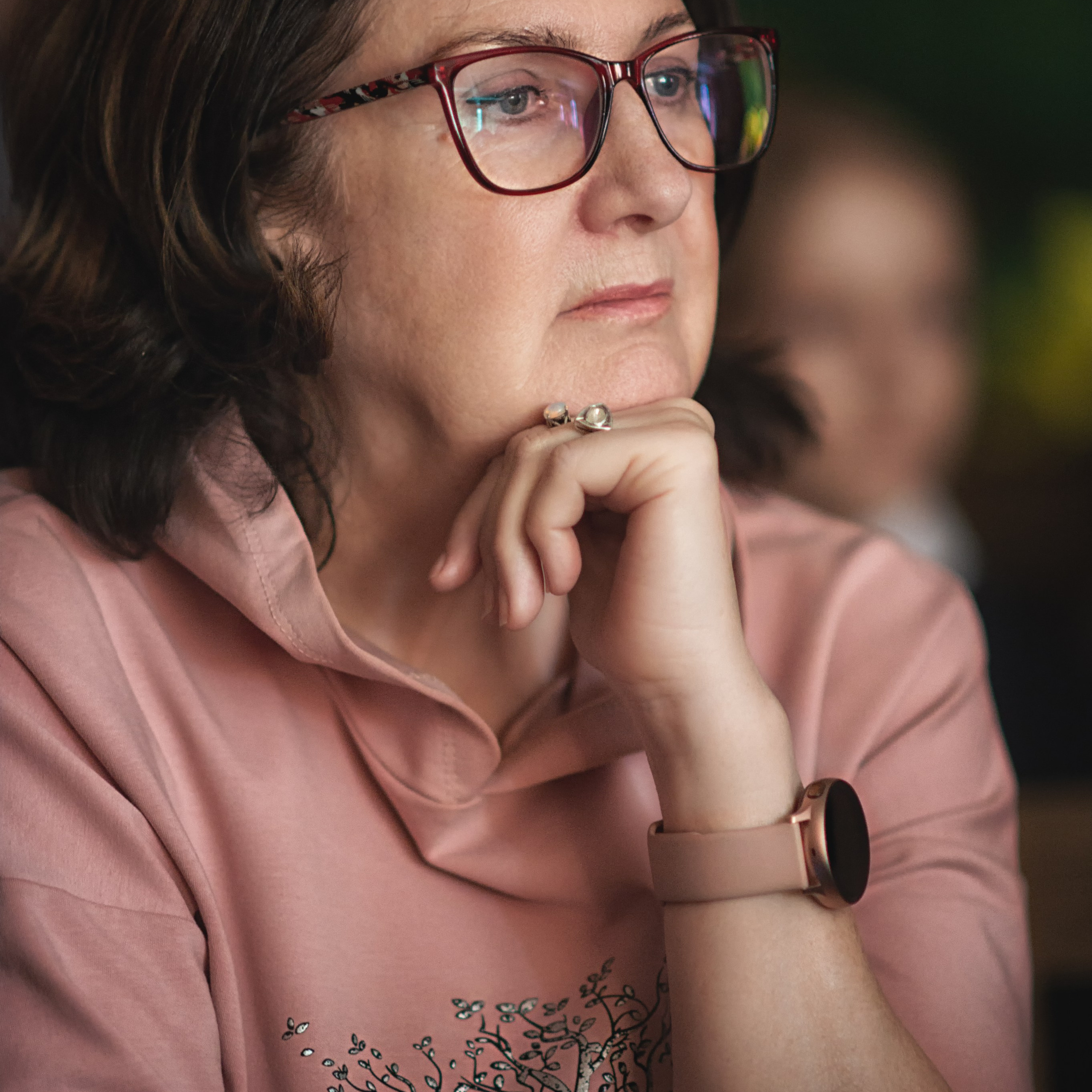 Женщина-зритель сидит настороженно во внимании