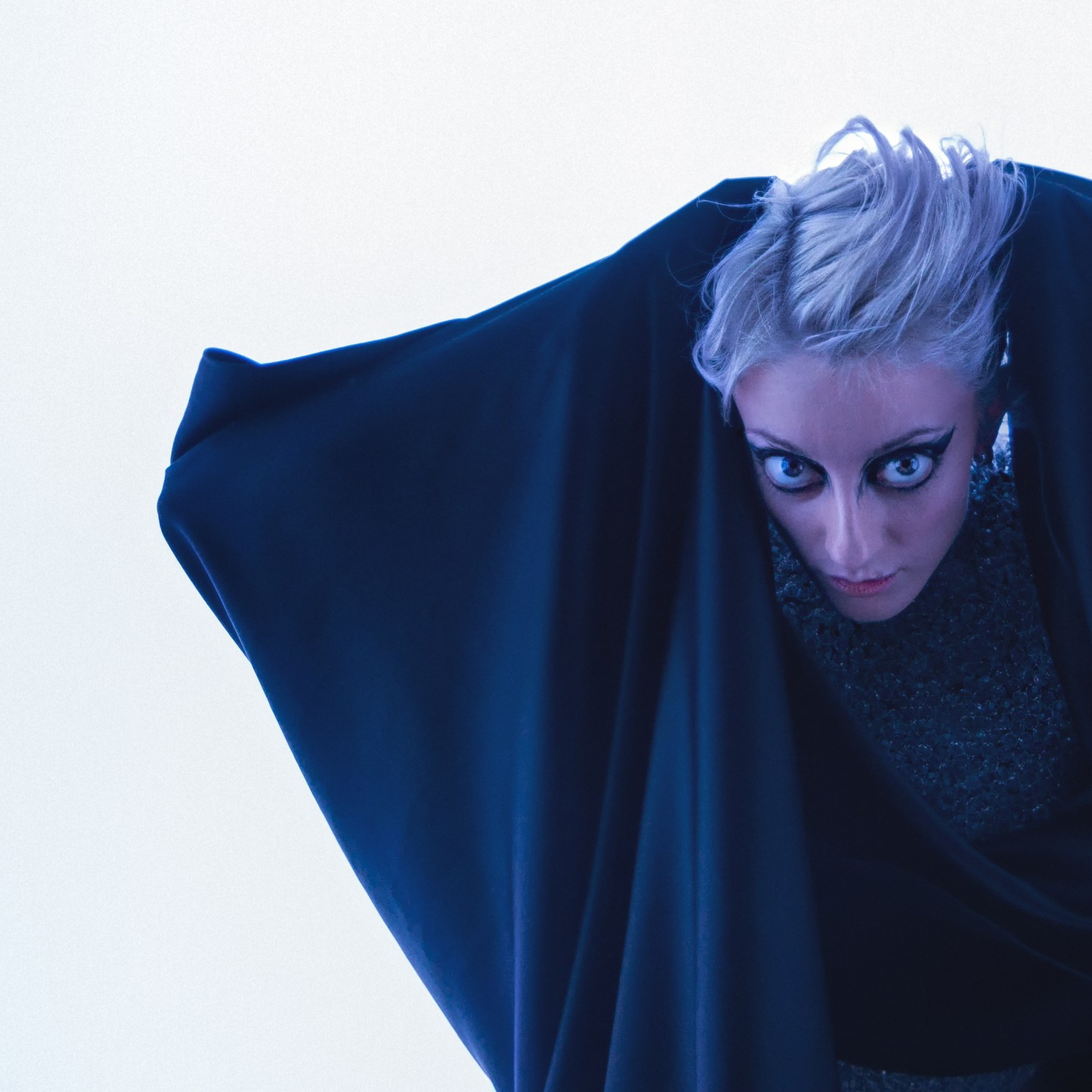 девушка в плаще на пустом фоне