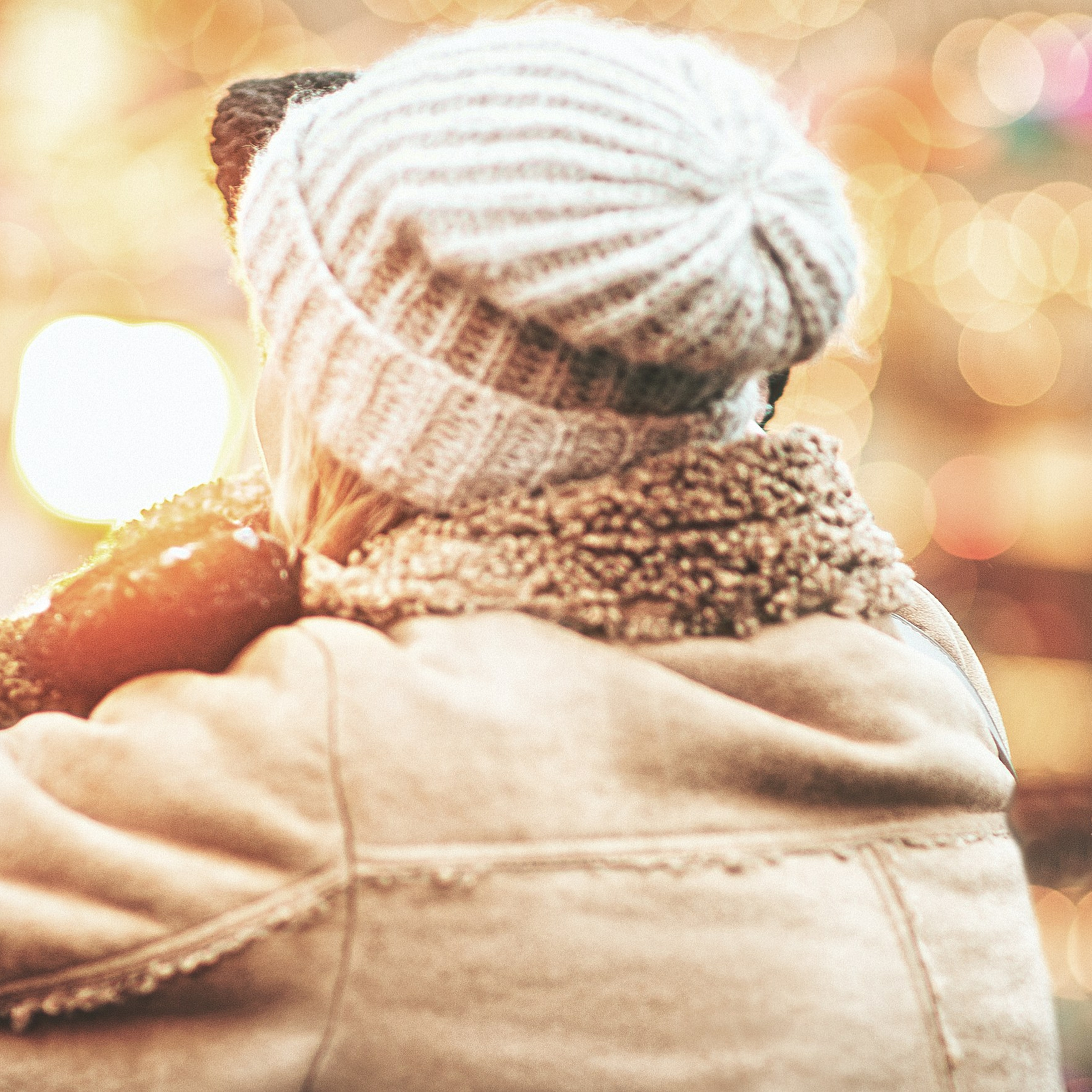 Крепкие объятия на фоне дома