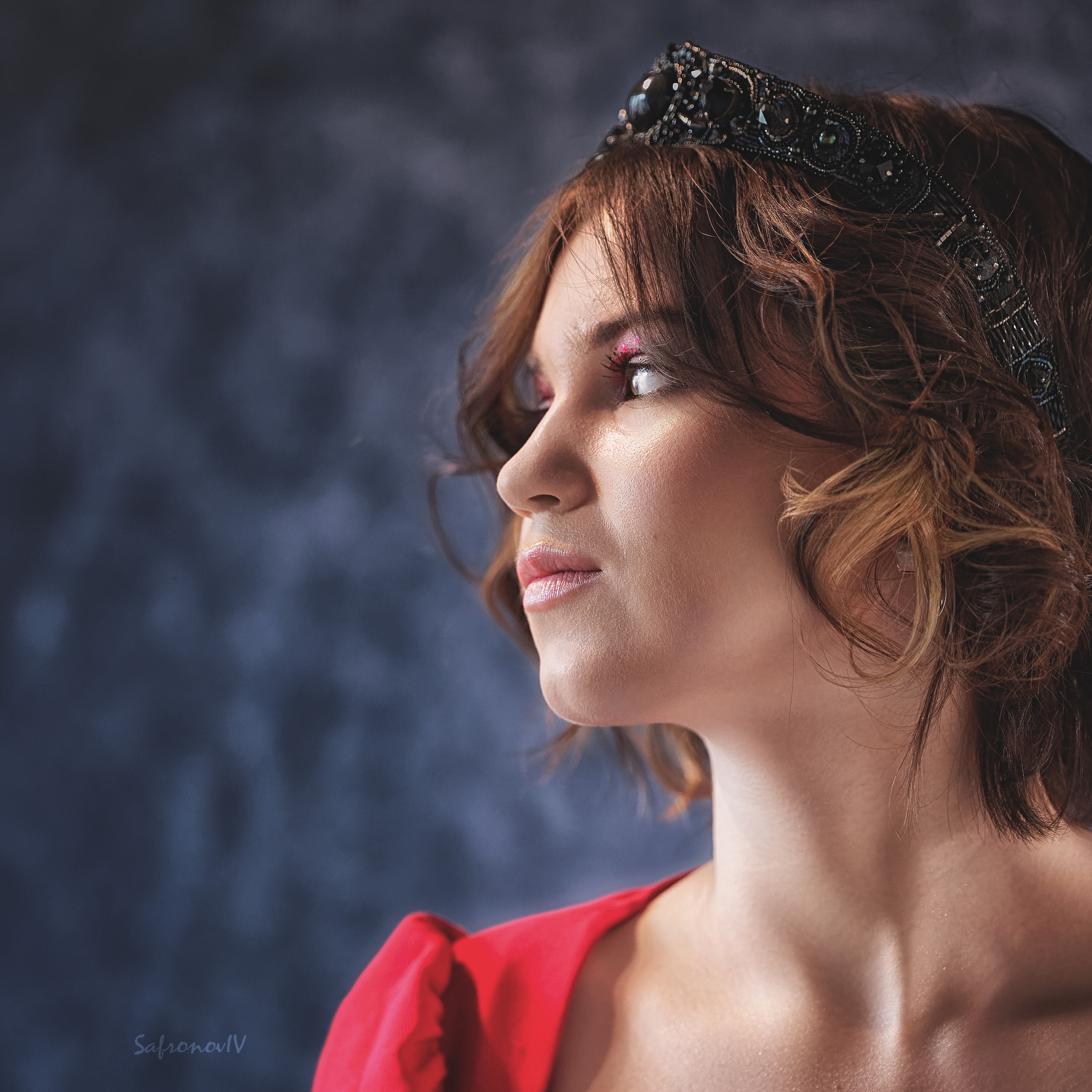 Девушка в красном платье на синем фоне