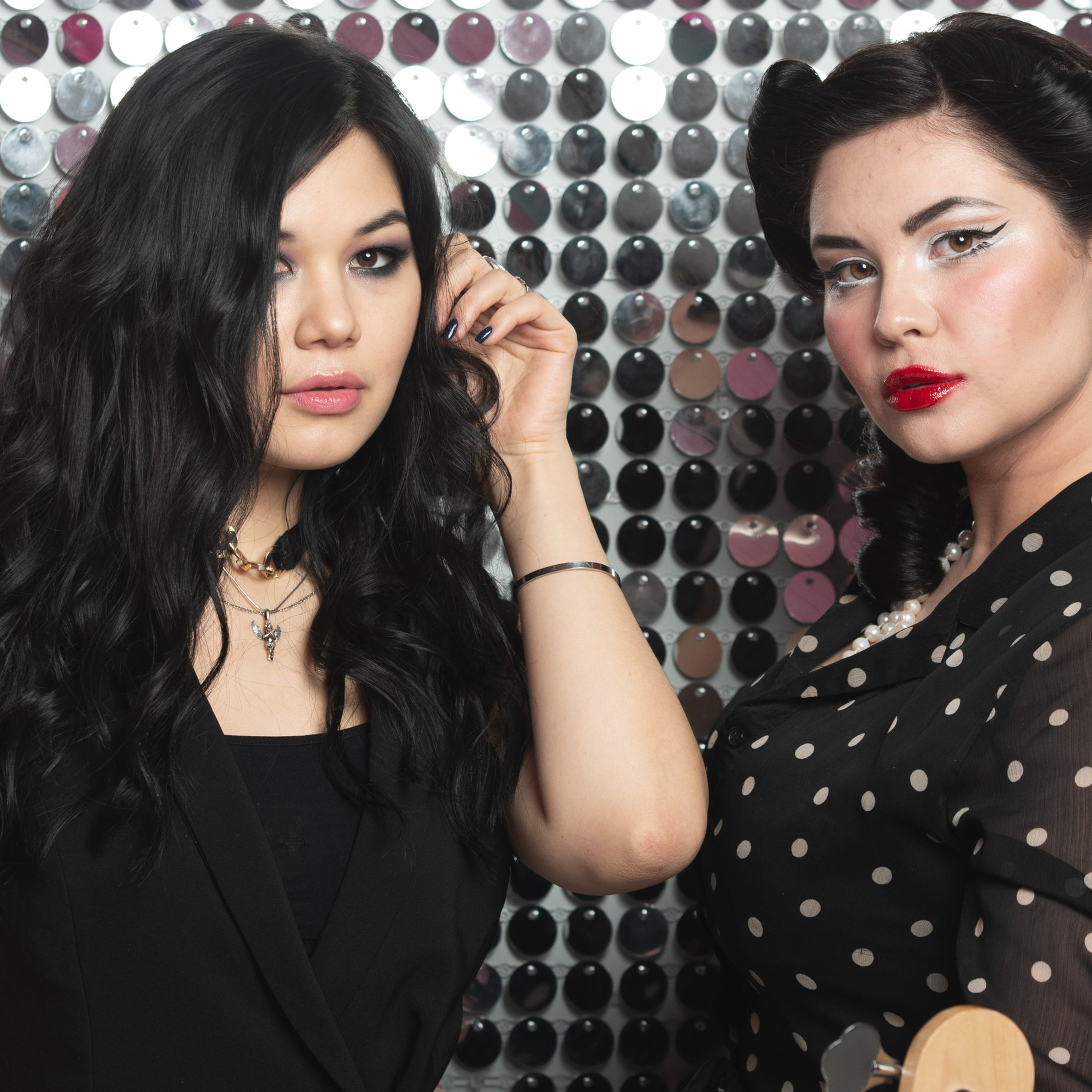 Две девушки на блестящем фоне