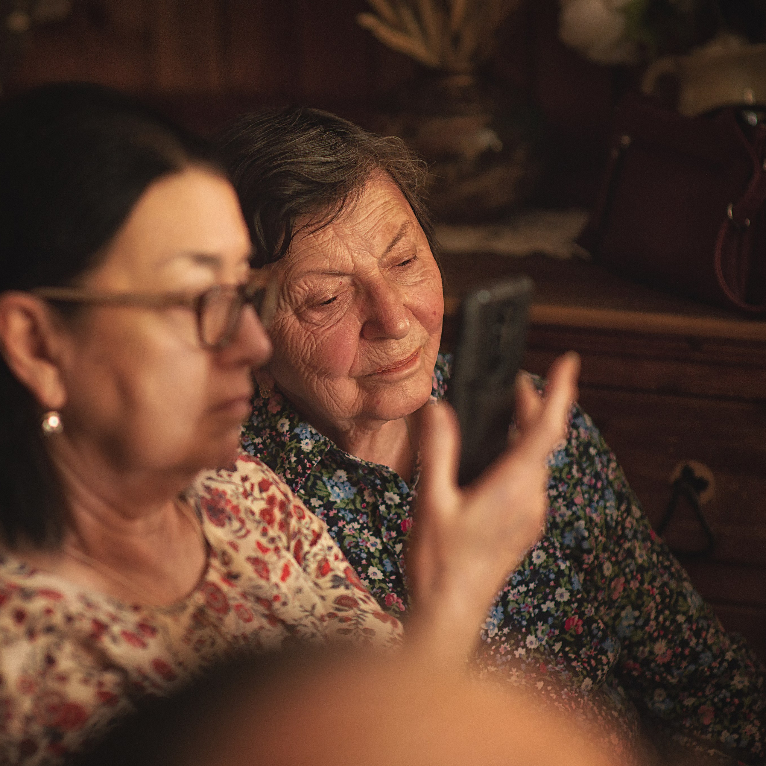 Две женщины наслаждаются конецртом