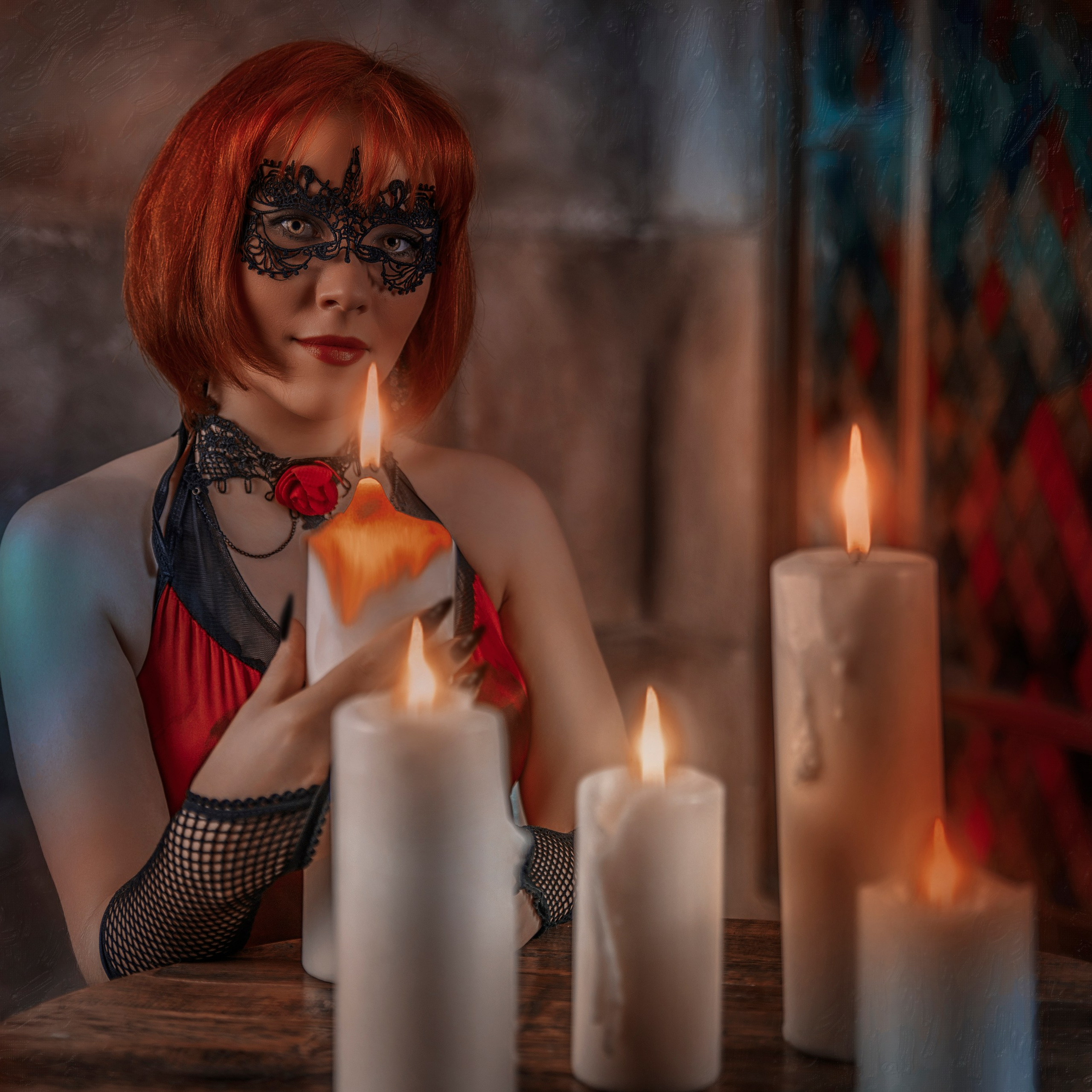Девушка в черной маске при свечах