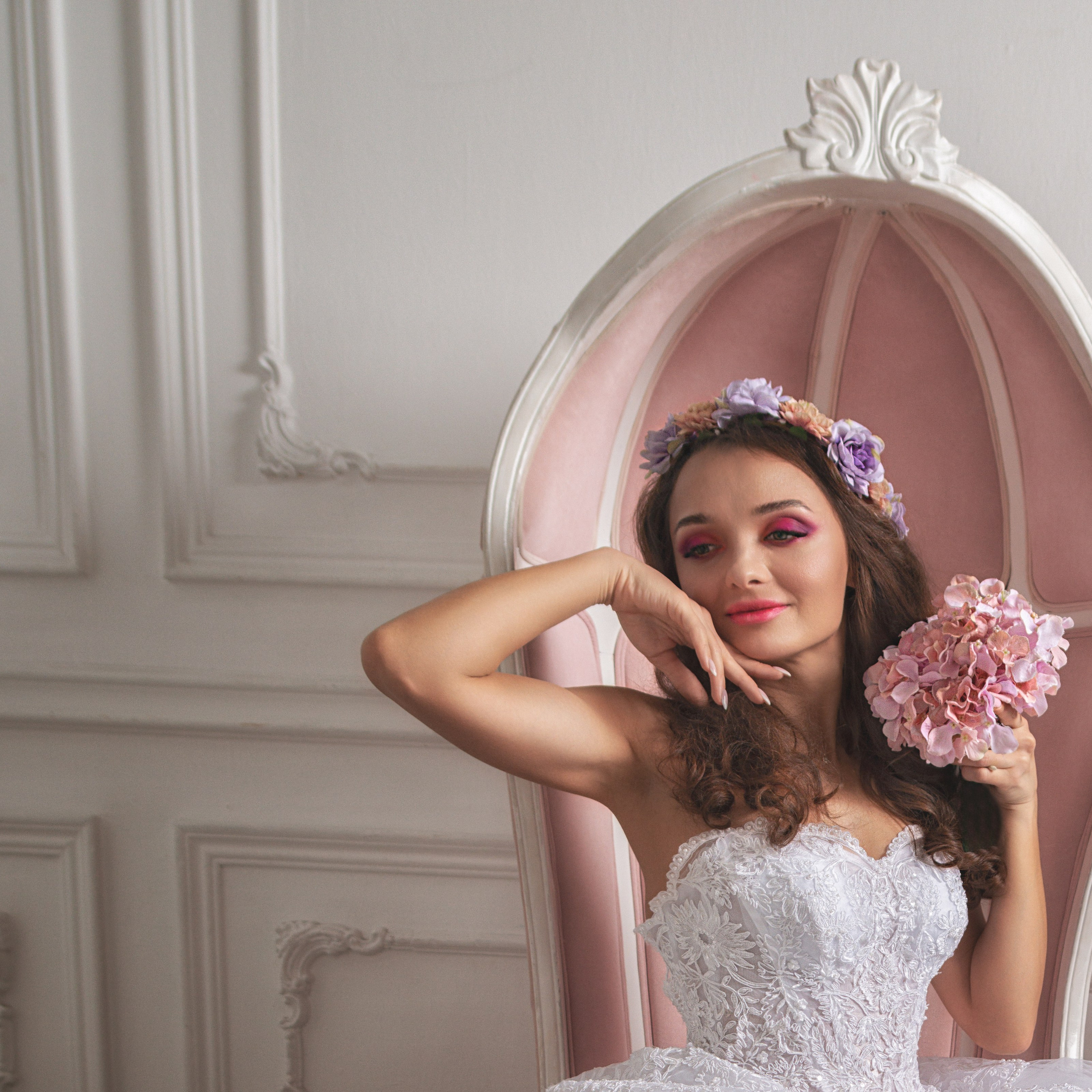 Невеста держит букет в руках