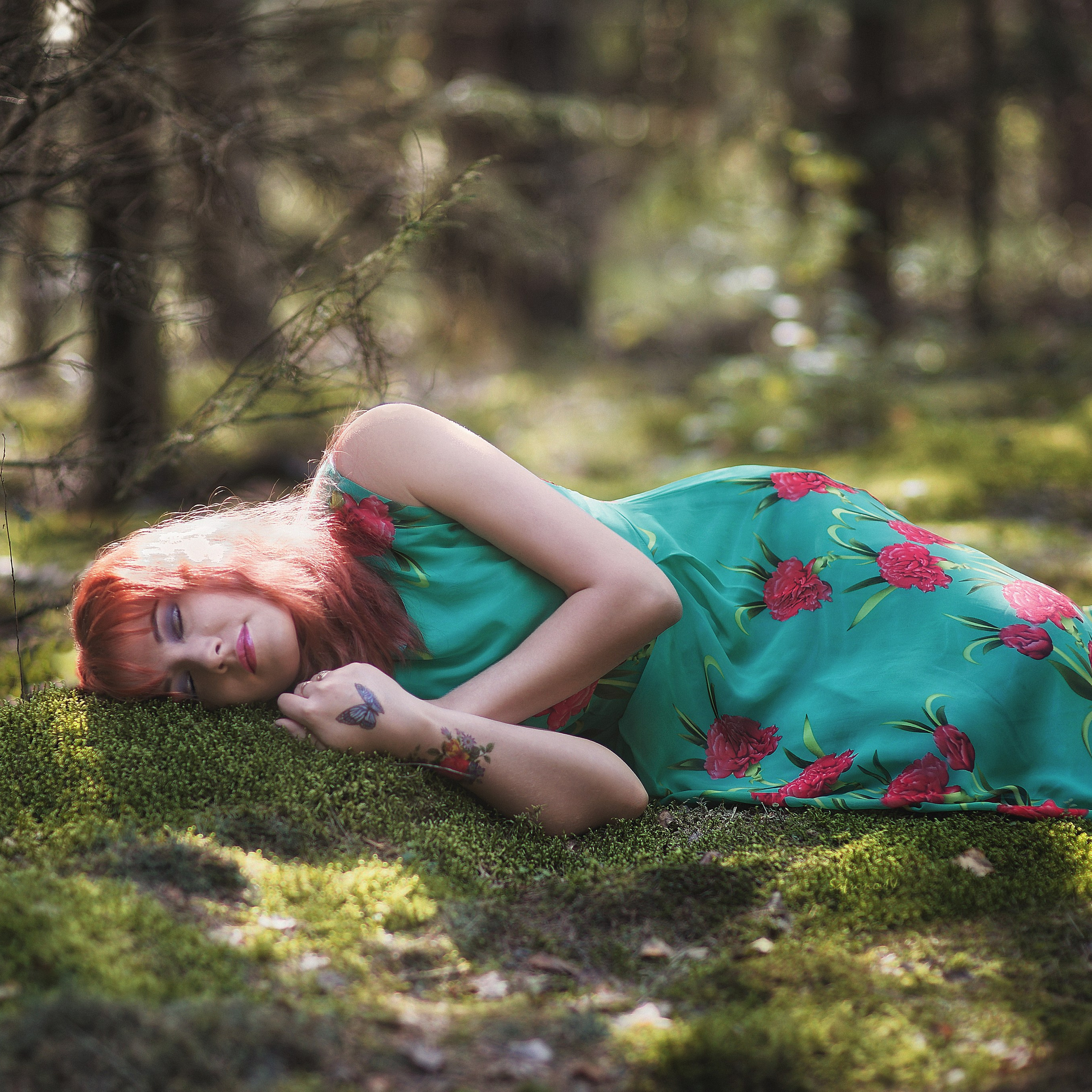 Красивая девушка спит на земле