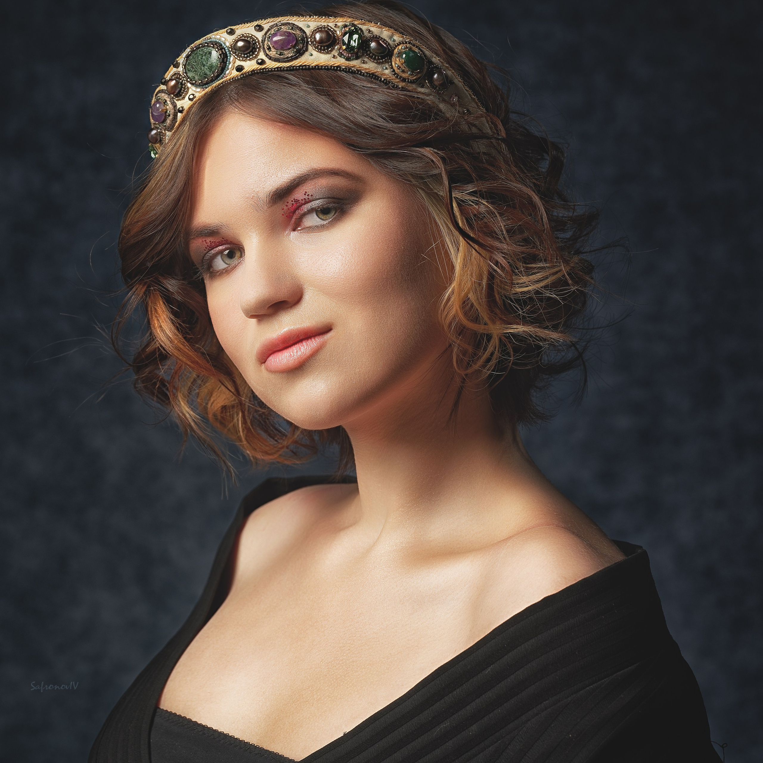 Девушка с диадемой черной