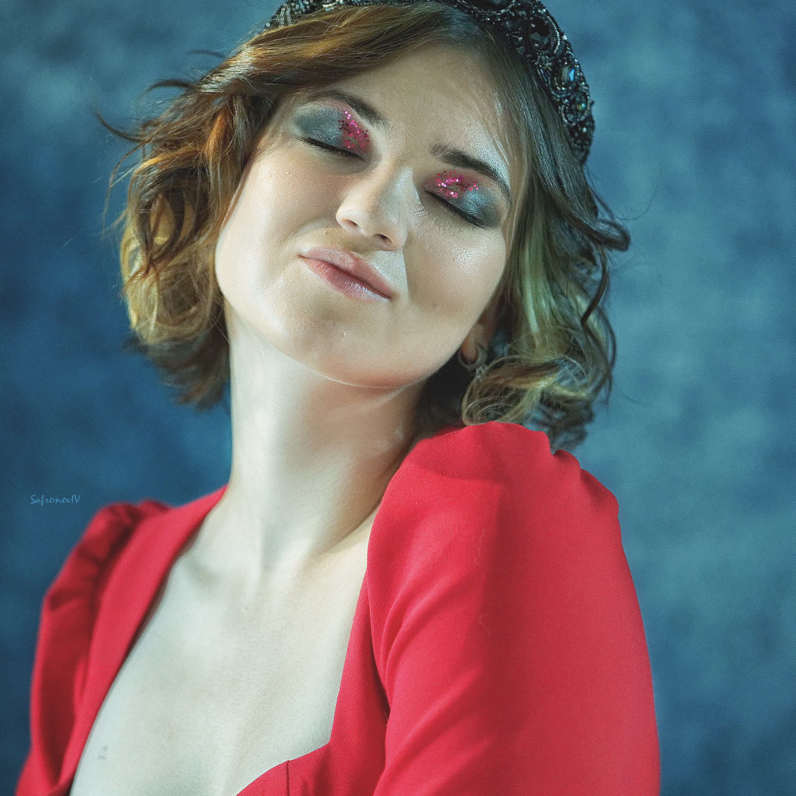 Девушка в красном на синем фоне