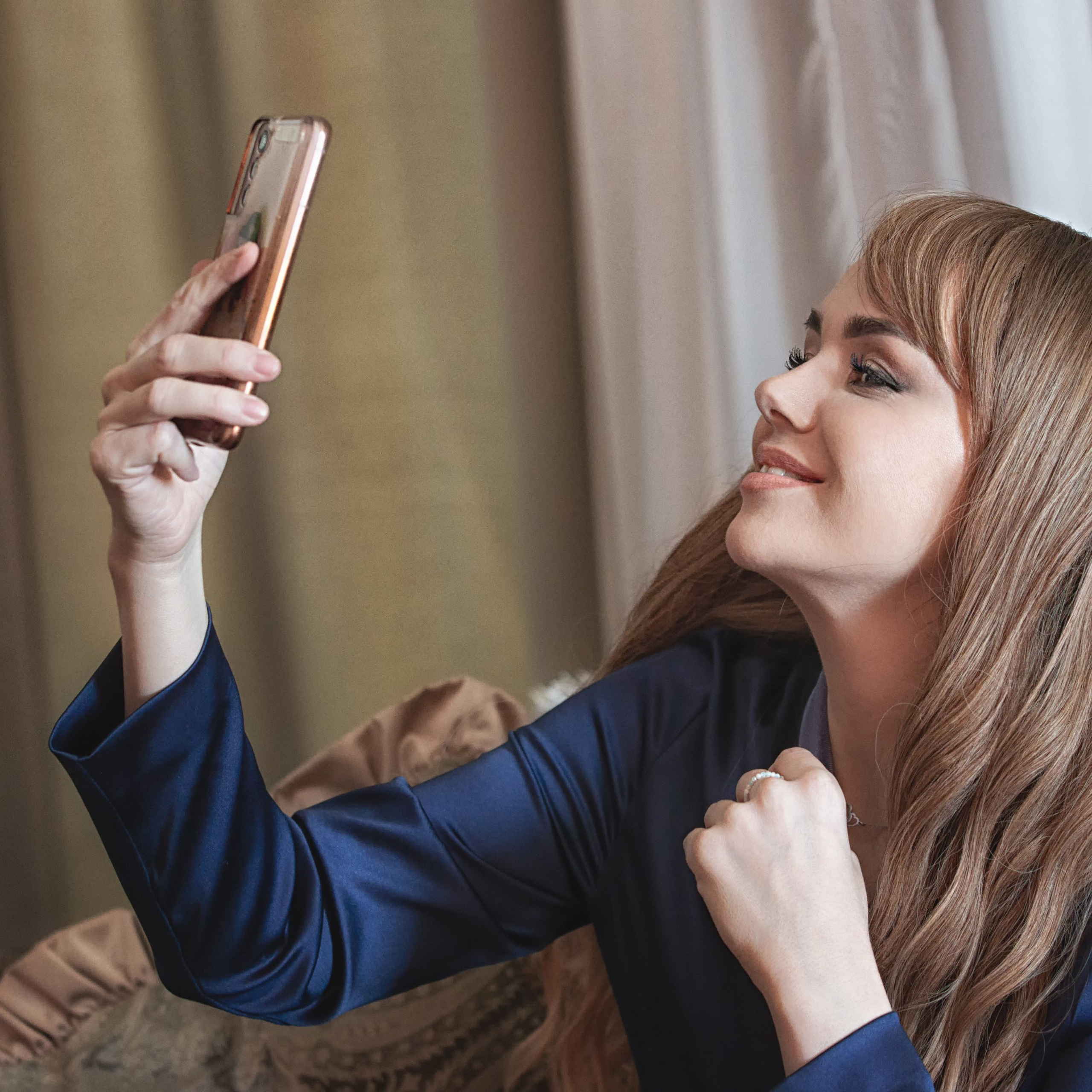 девушка делает селфи