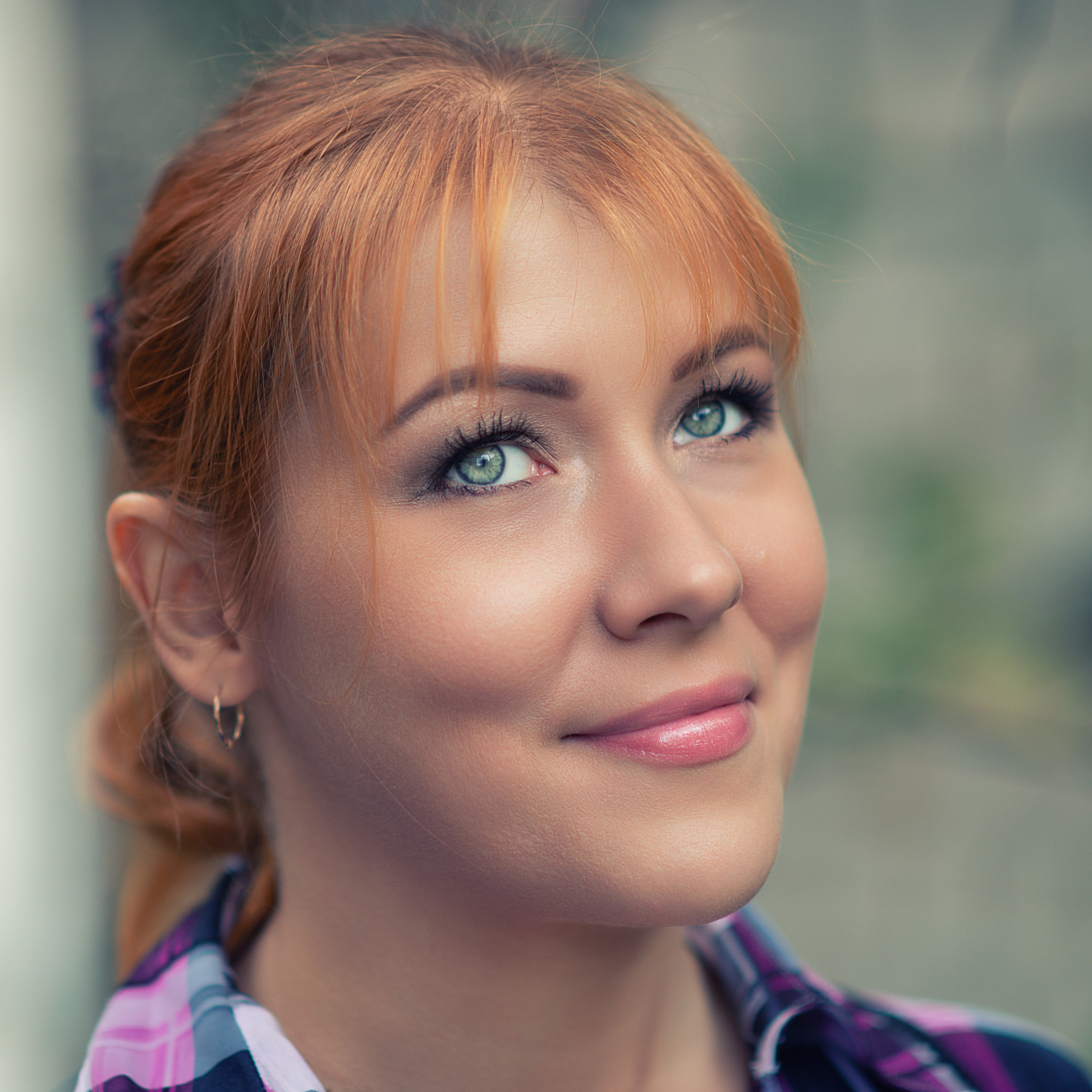 Рыжая девушка с мечтательным взглядом