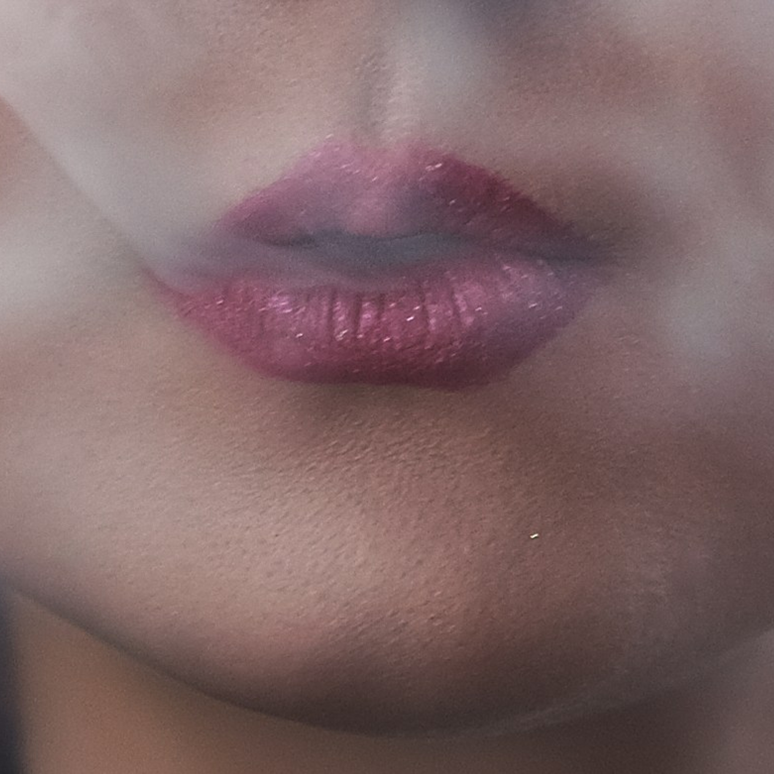 дым выходит из губ девушки