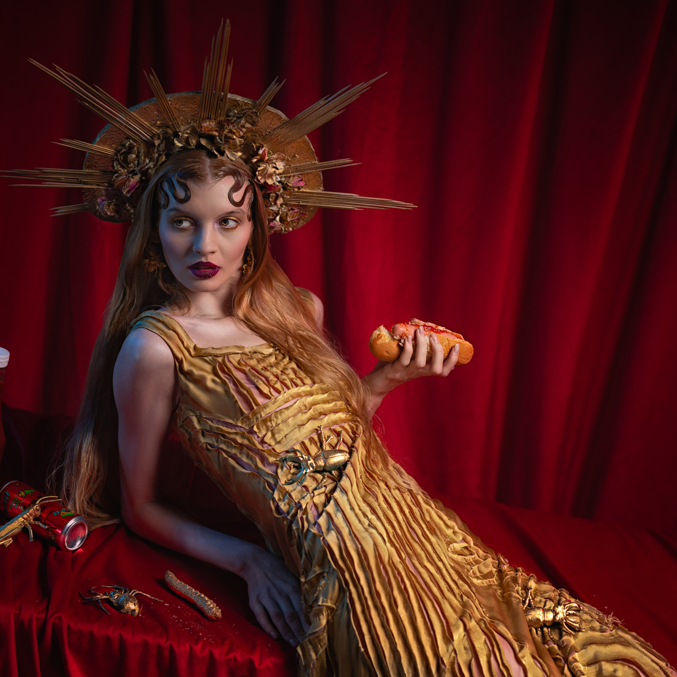 Девушка в образе королевы есть хот дог