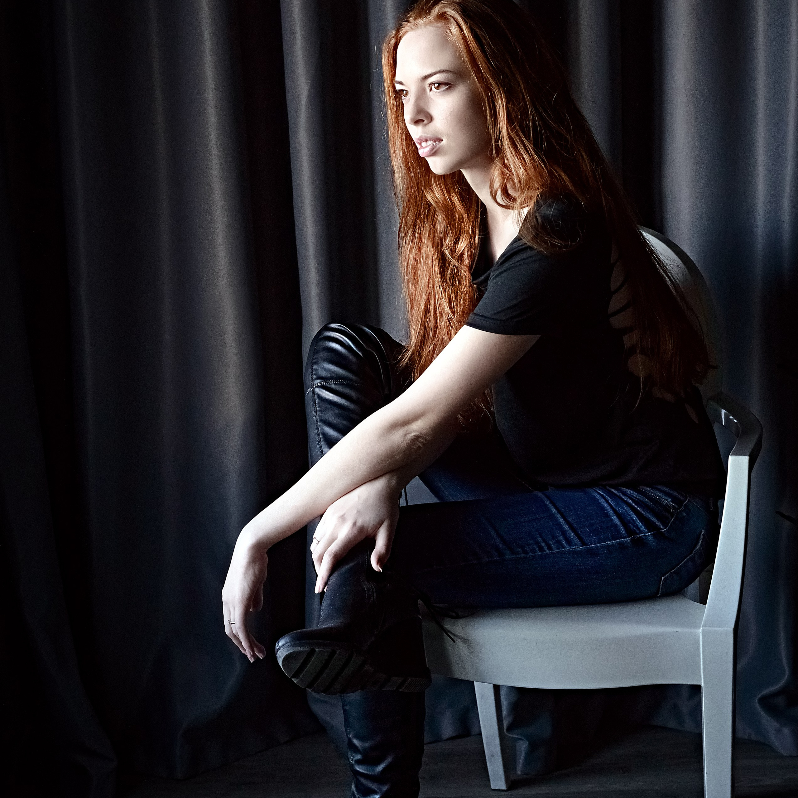 Девушка с длинными волосами в высоких сапогах