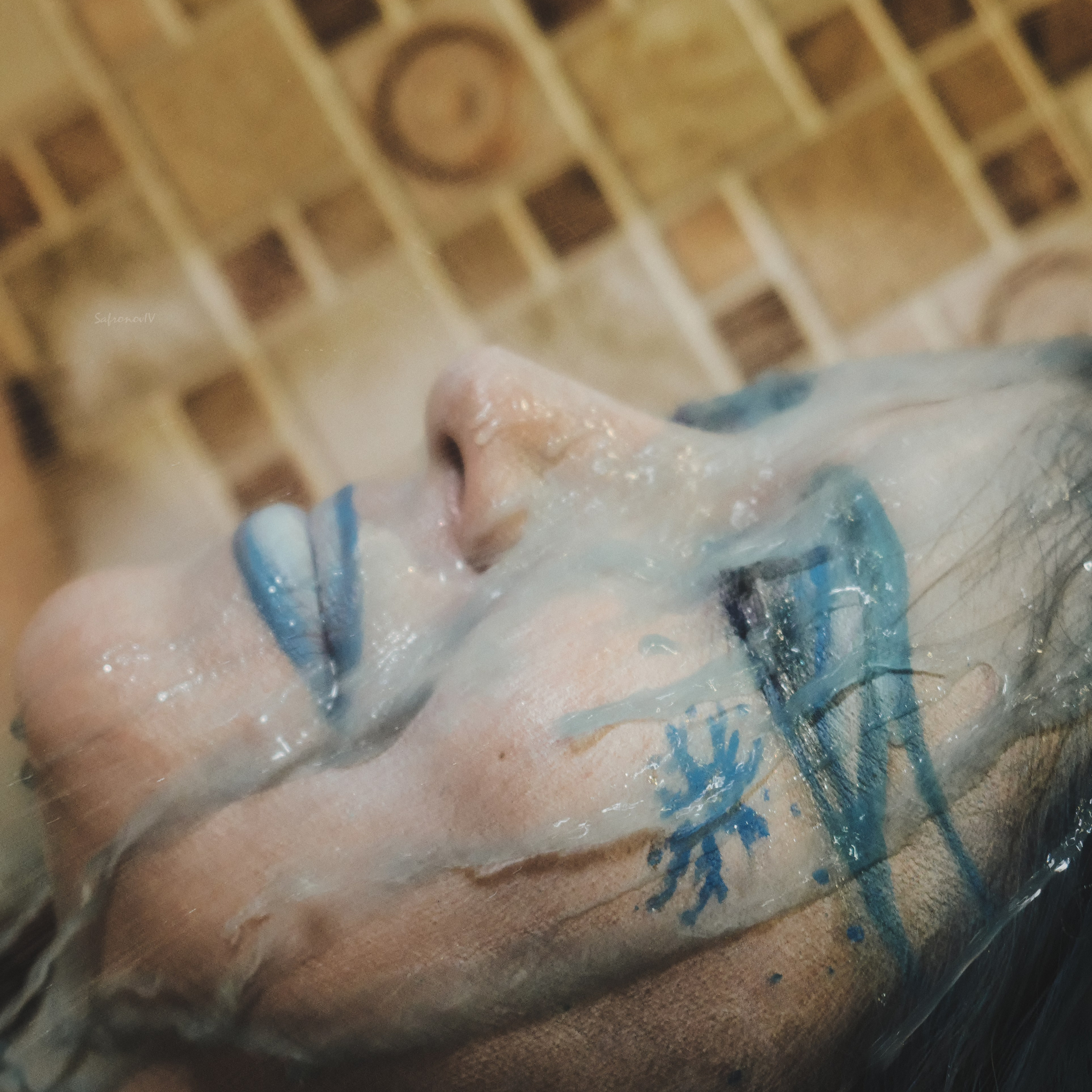 Лицо девушки покрыто водой