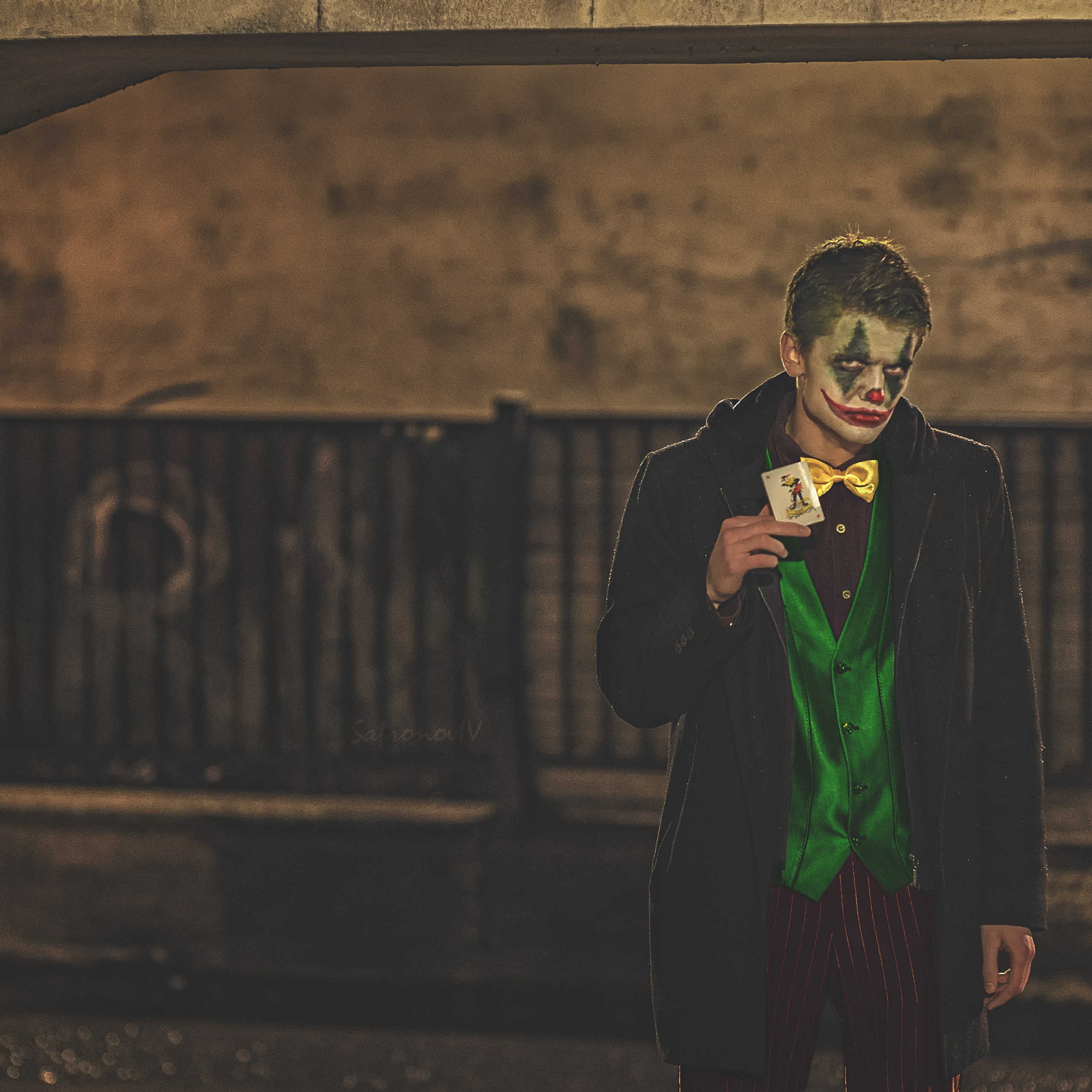 Джокер в подземке показывает карты