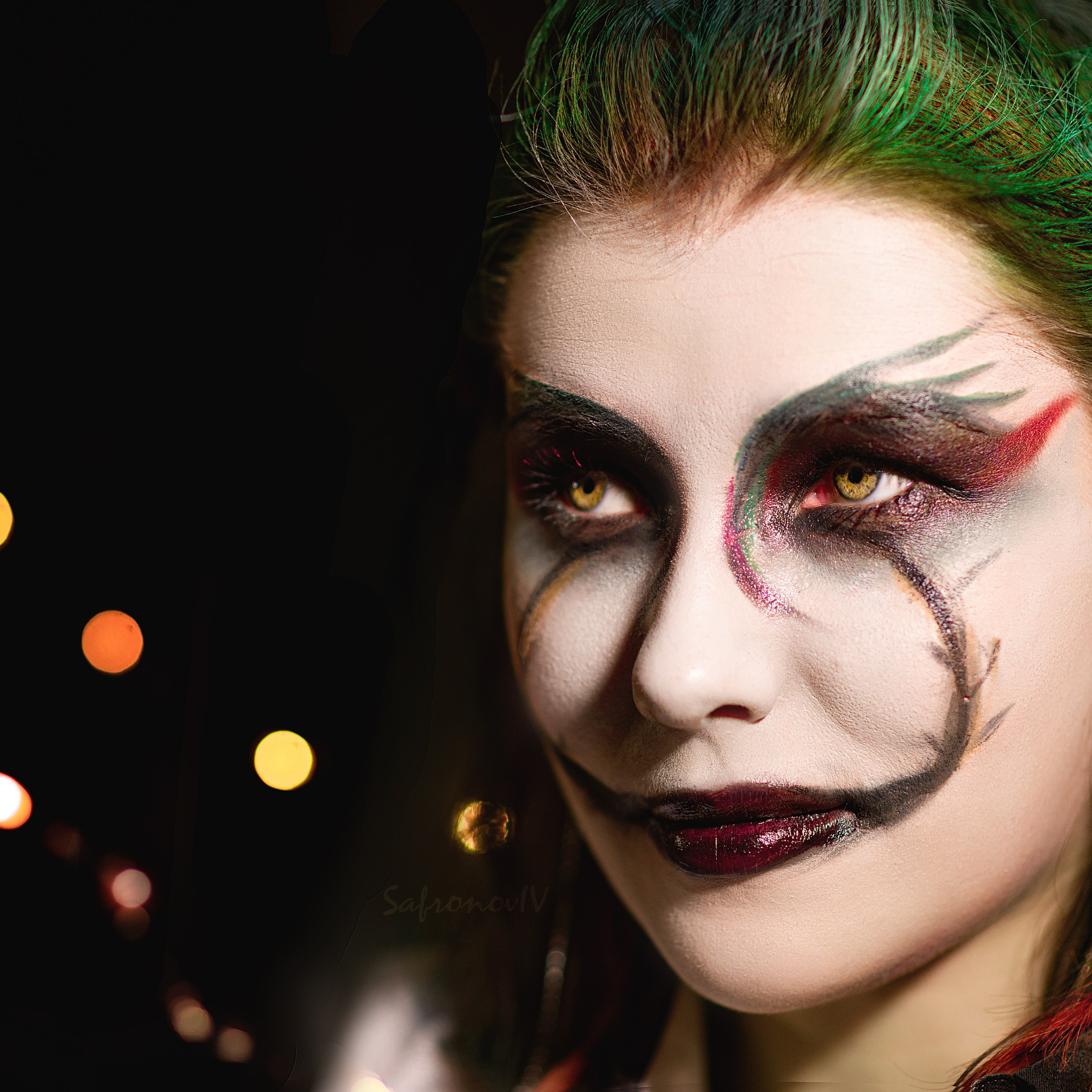 Девушка в гриме Темного Эльфа на темного фоне