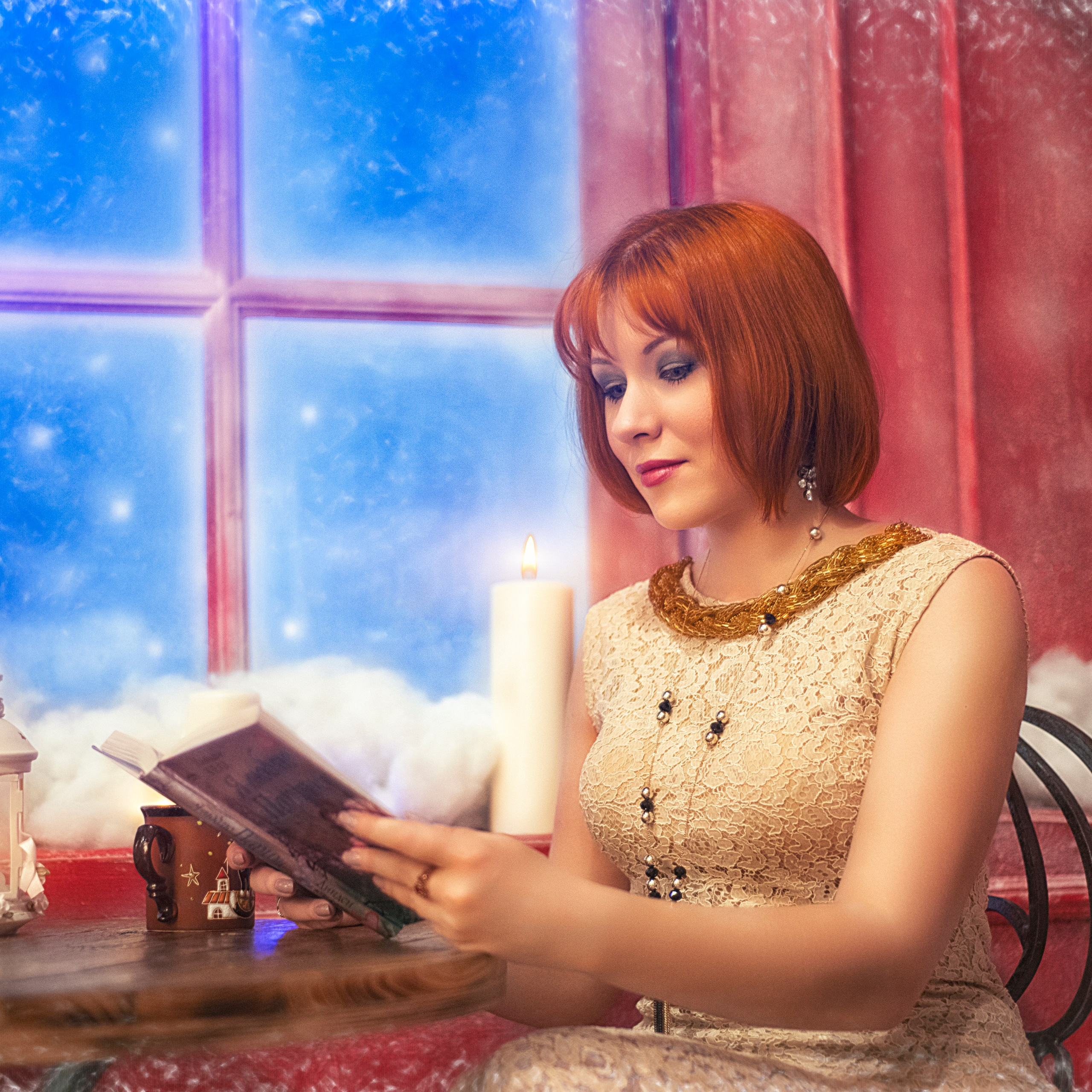 Красивая девушка в новогодней декорации