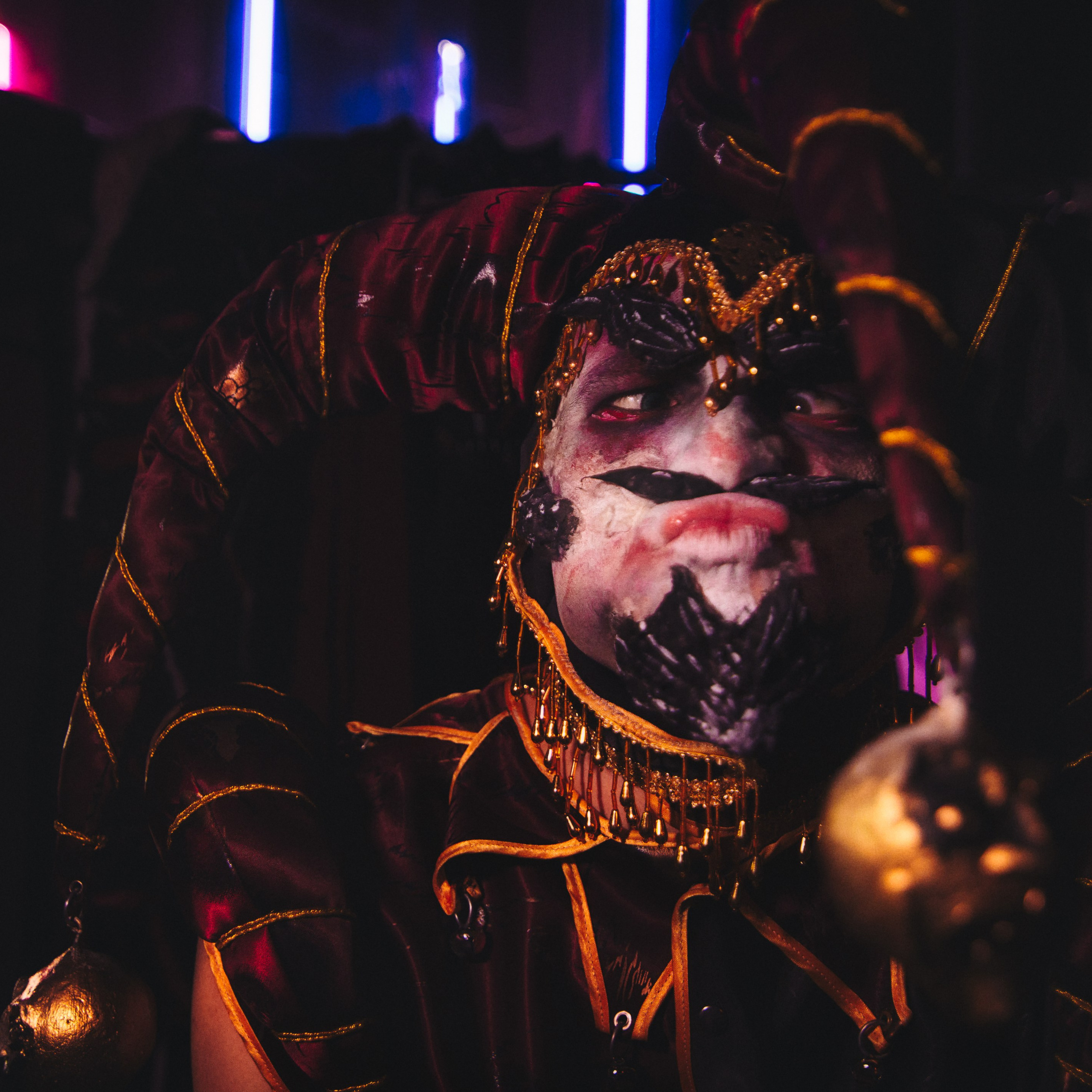 Шут перекосил глаза и поднял губы