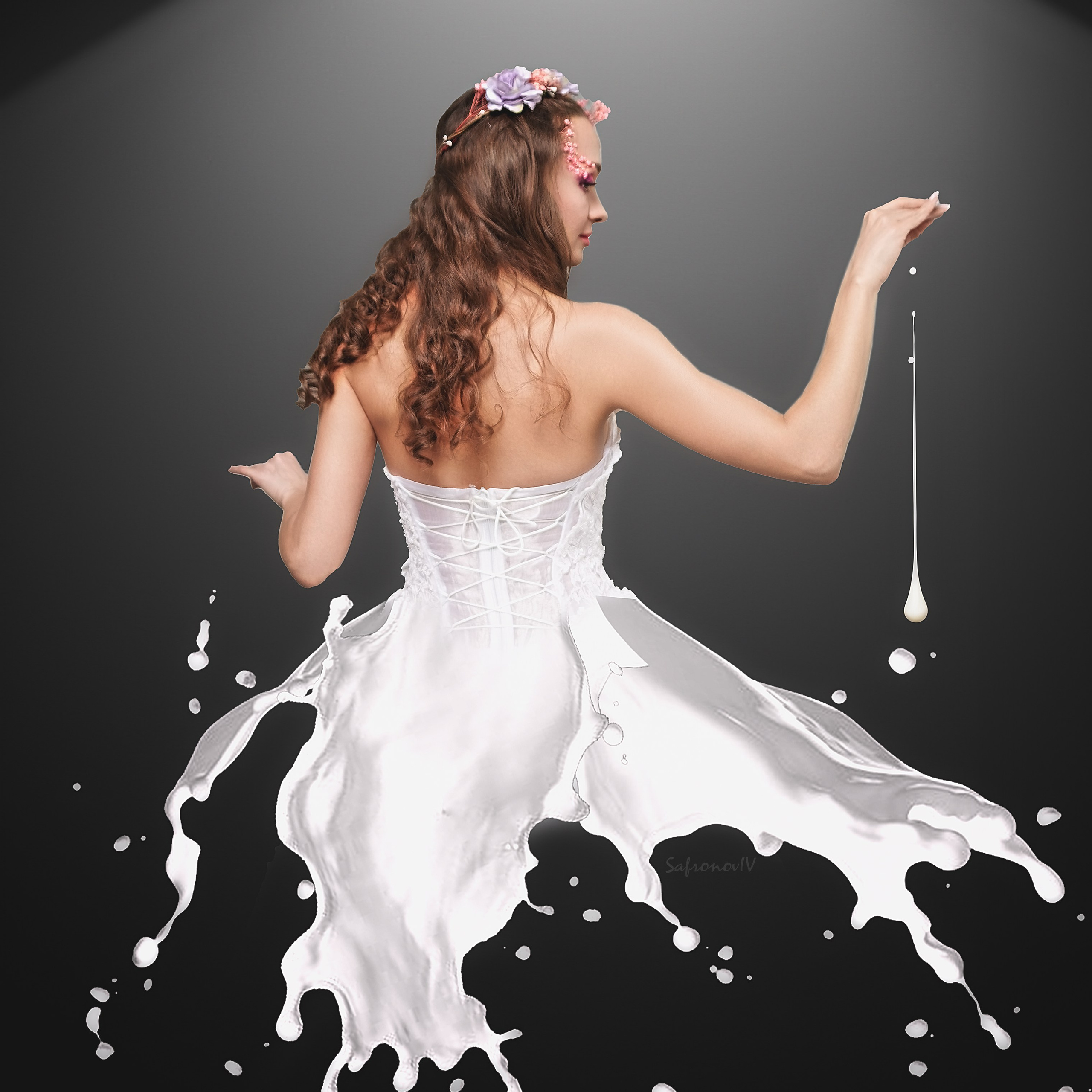 Девушка в молочном платье