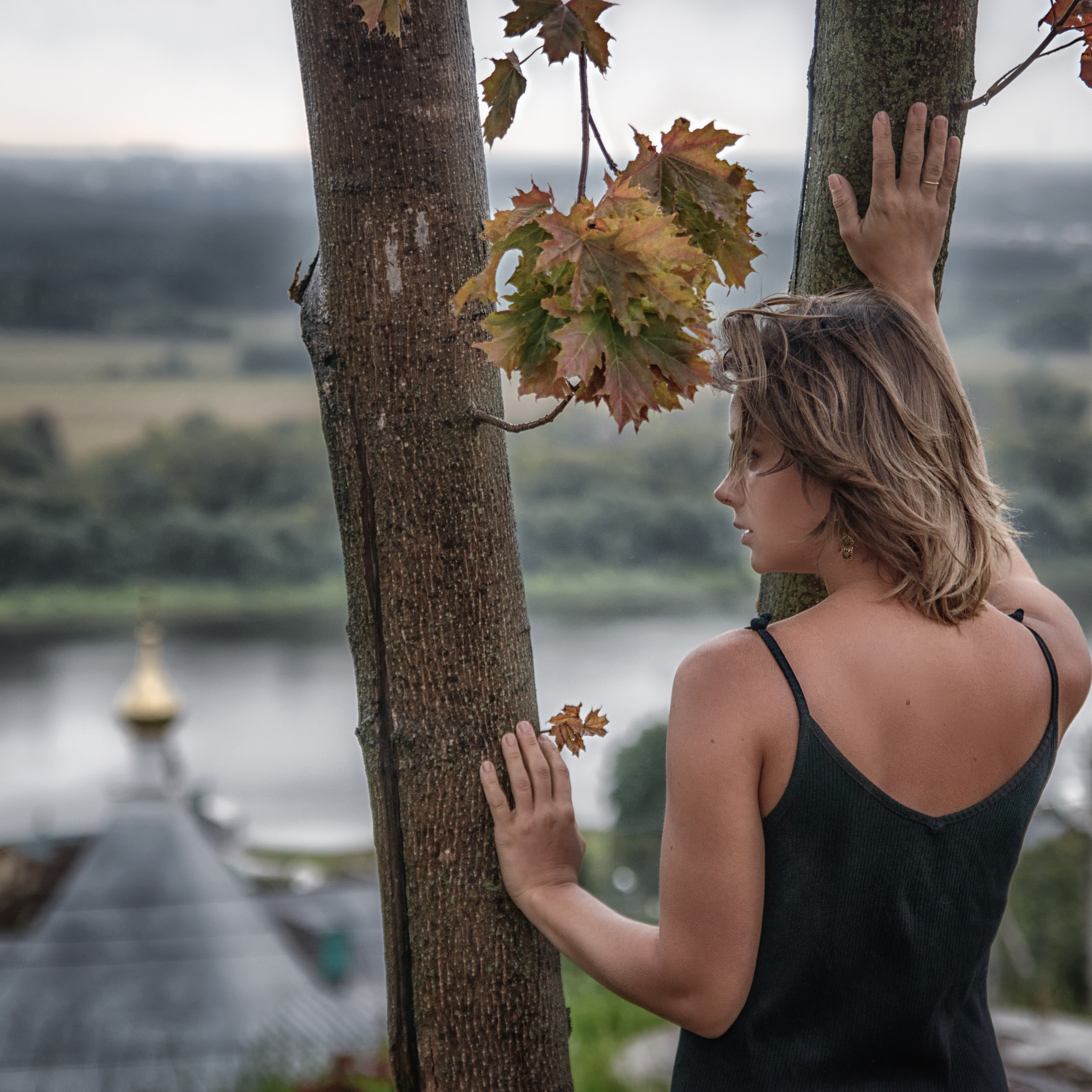 Сфотографироваться у дерева