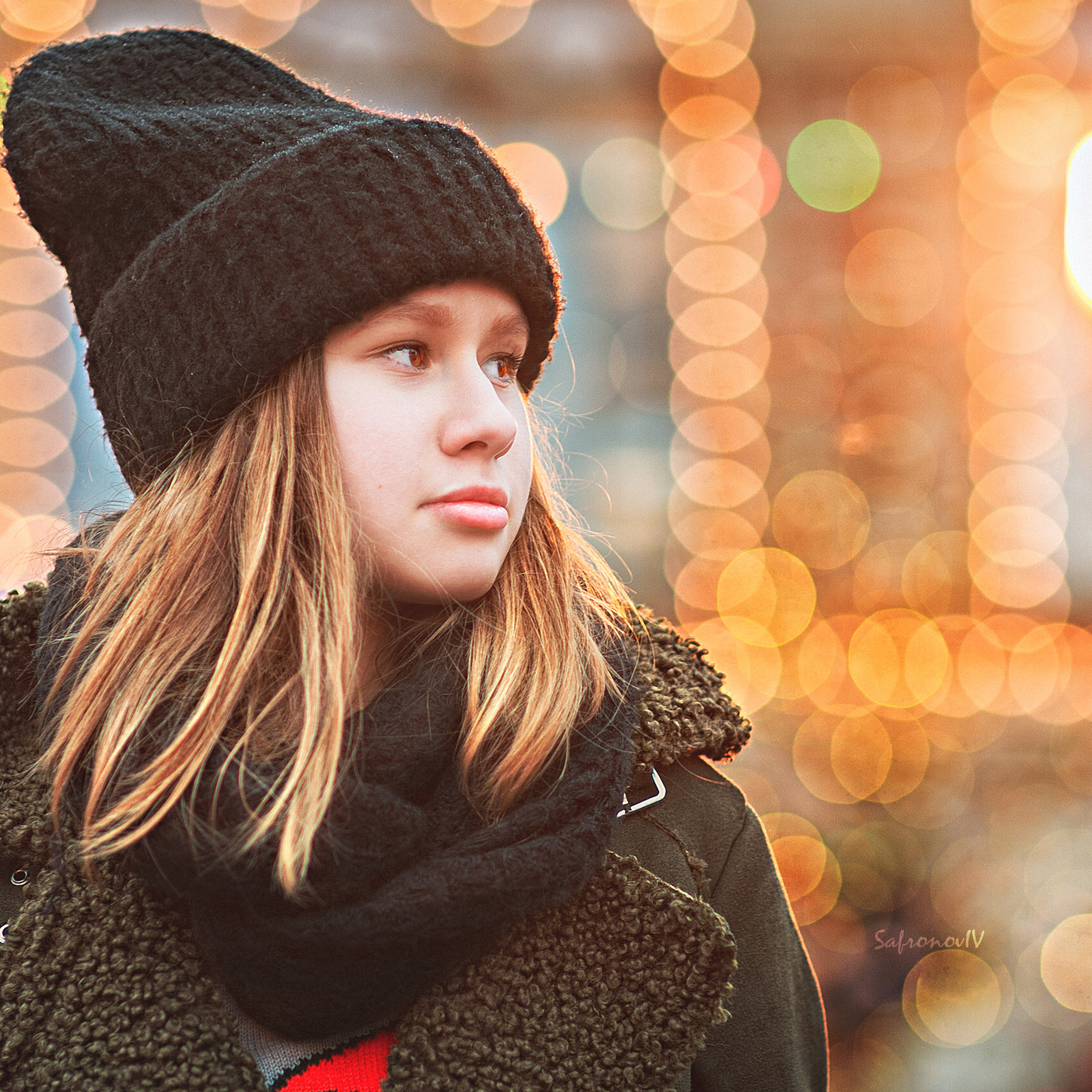 Девушка в зимней шапке на улице