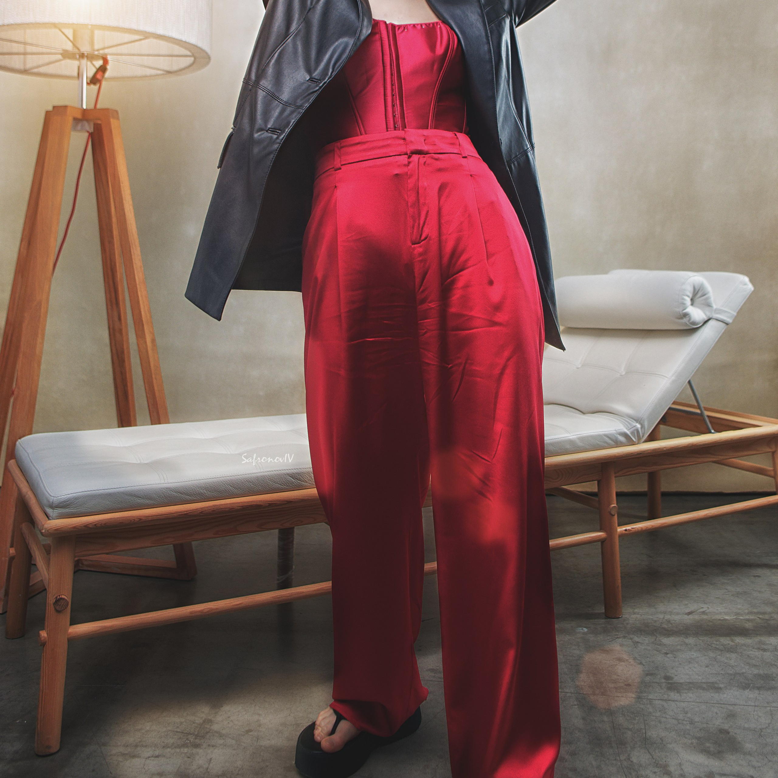 Красивая девушка в черной куртке