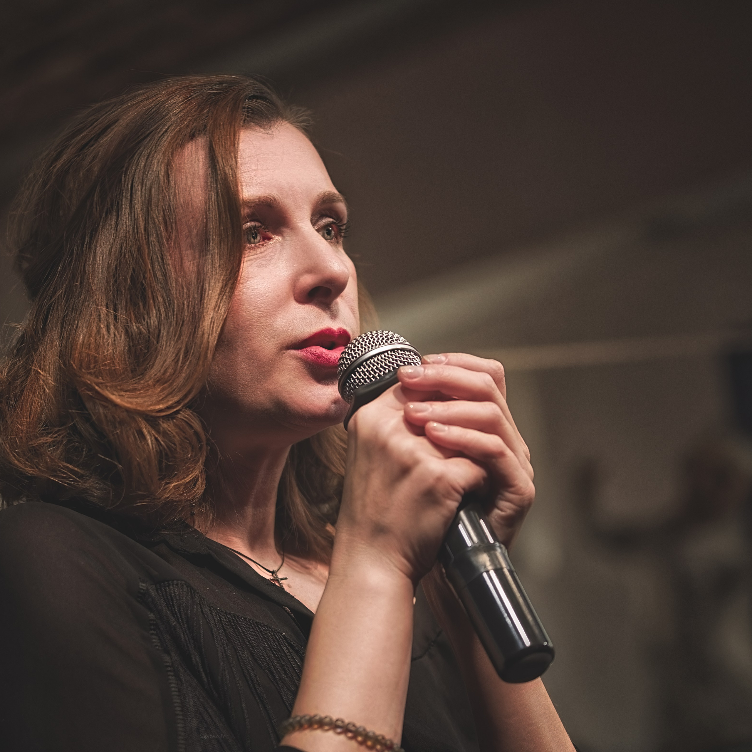 Женщина с микрофоном возле губ