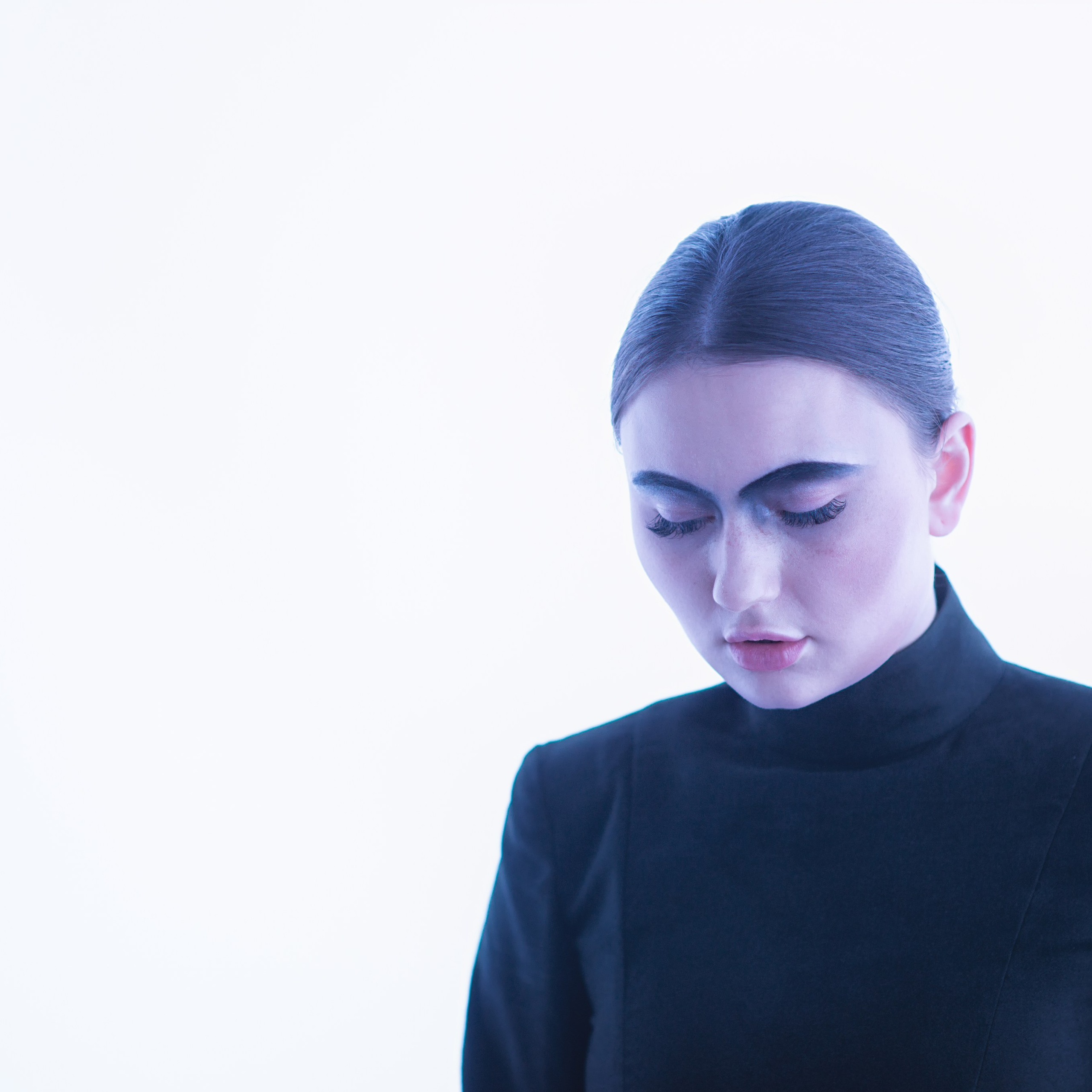 Красивая девушка на белом фоне