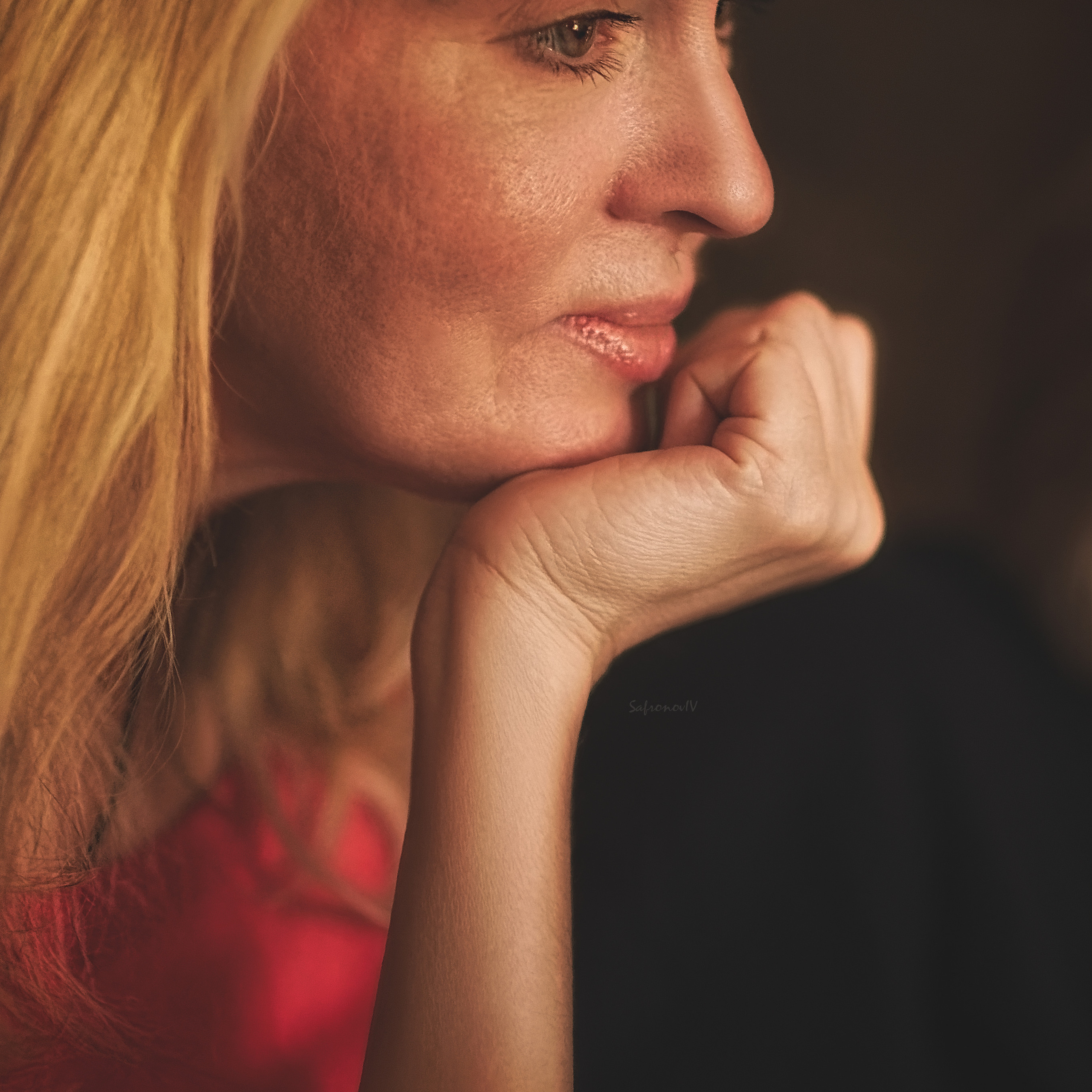 Блондинка с рукой у подбородка