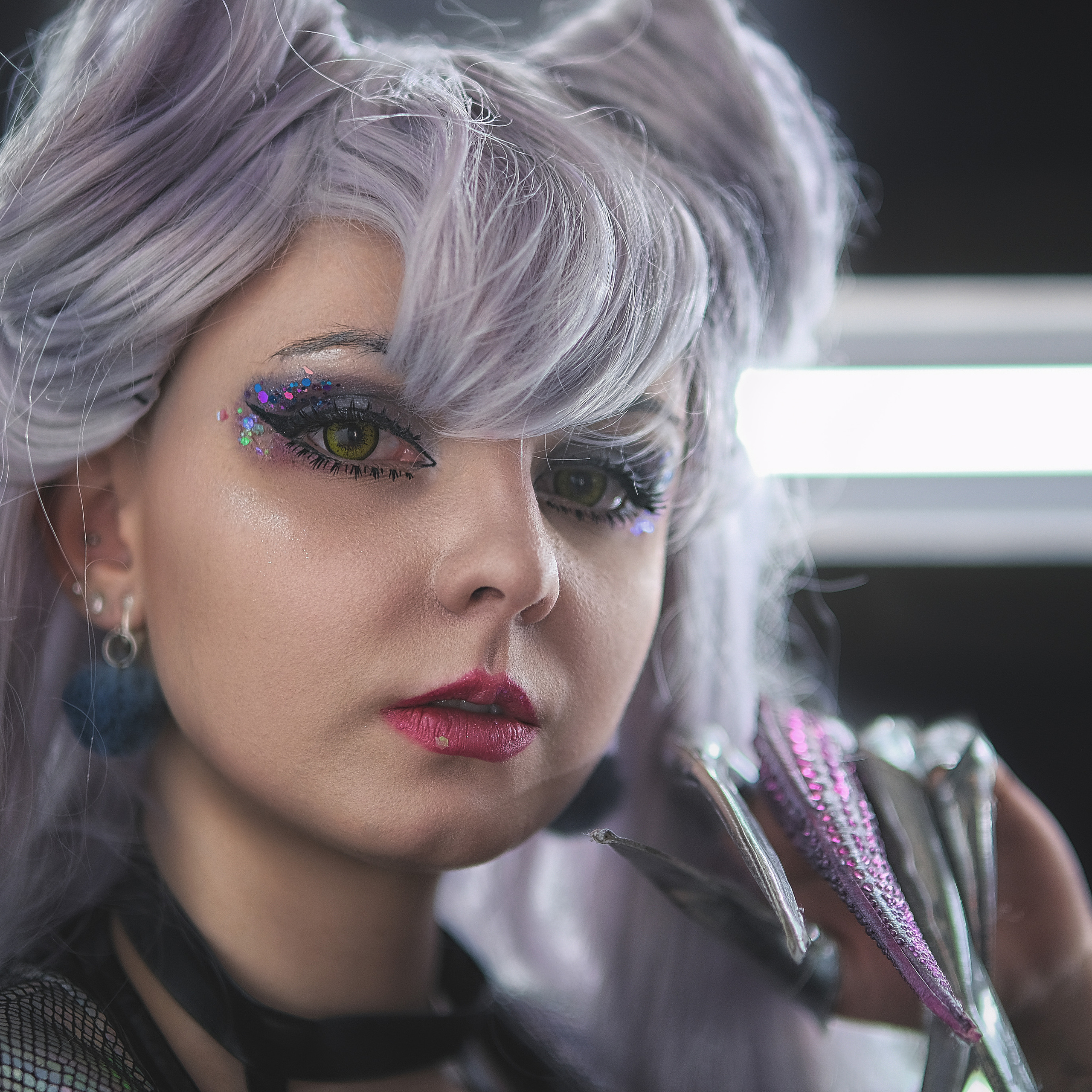 Портрет девушки с париком