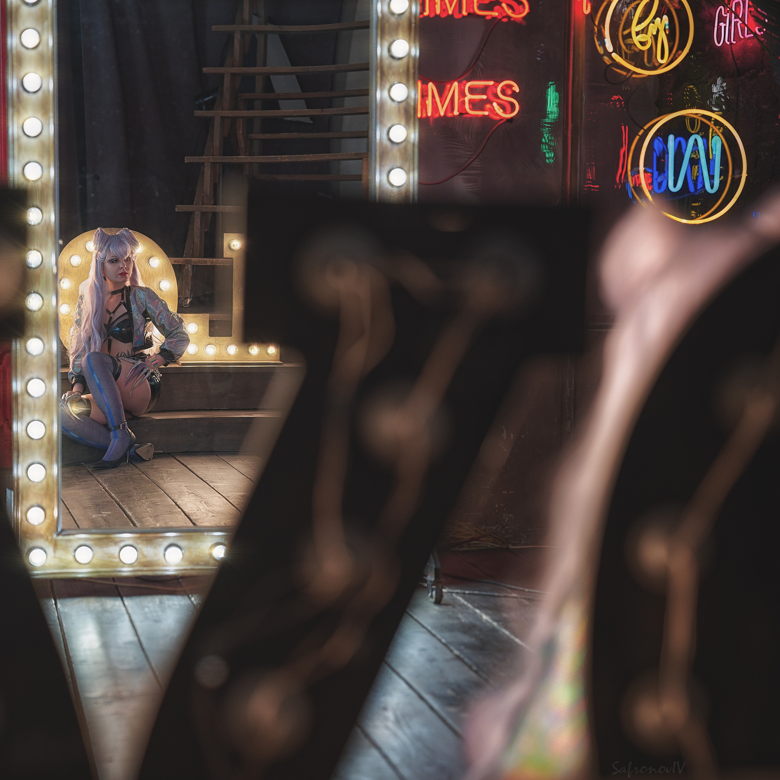 Косплей в фотостудии, девушка в окружении ламп ильича