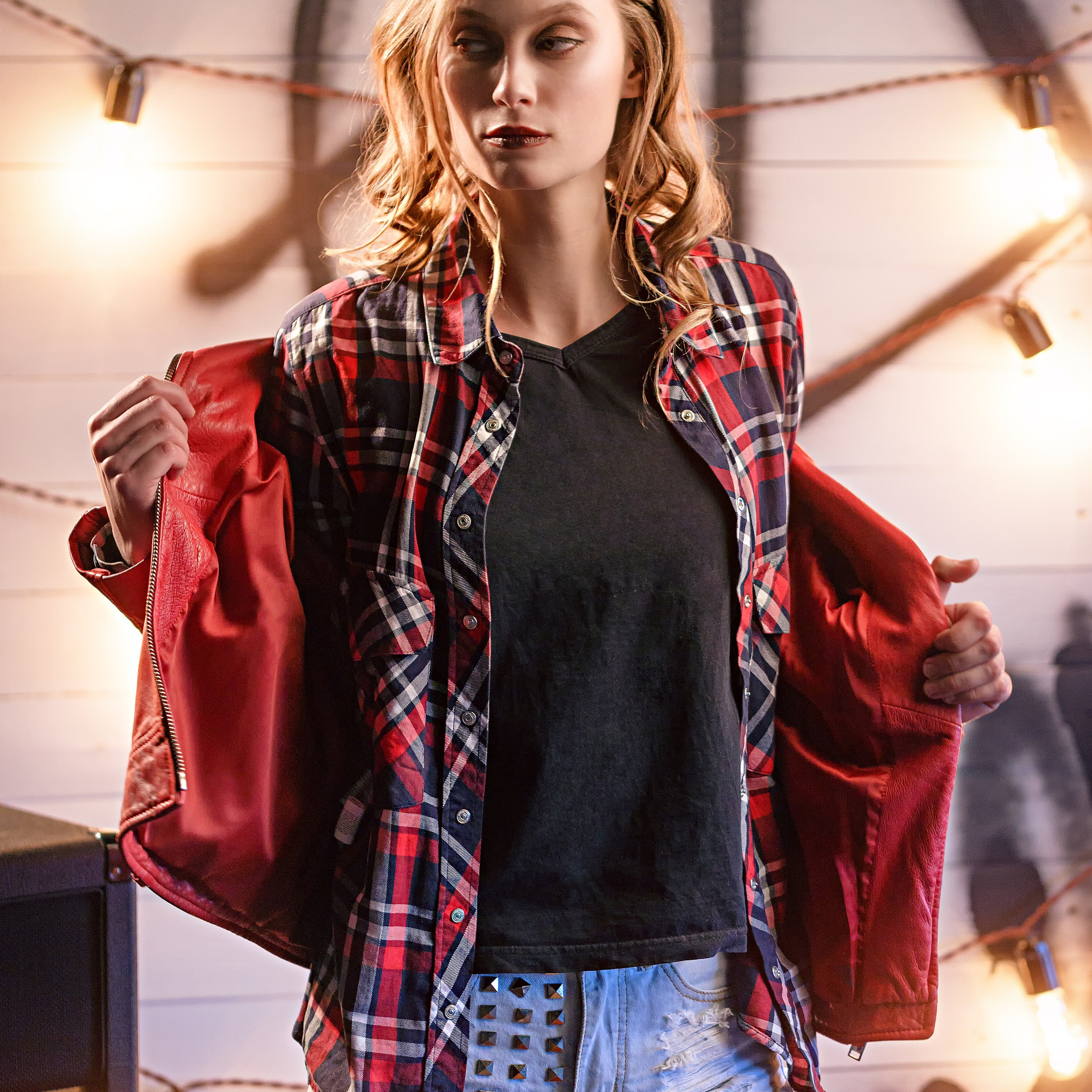 Красивая блондинка снимает красную косуху