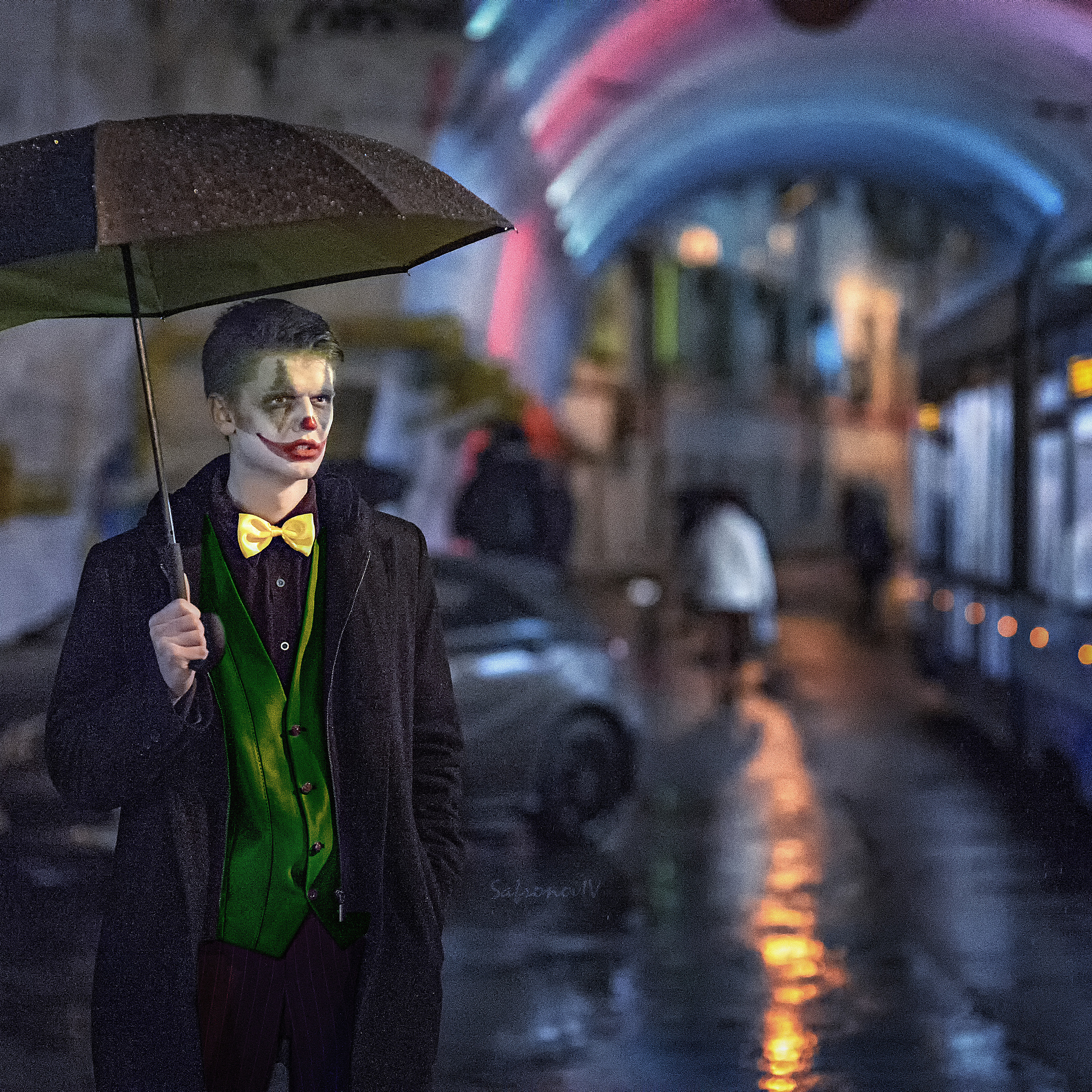 Джокер под зонтом в туннеле