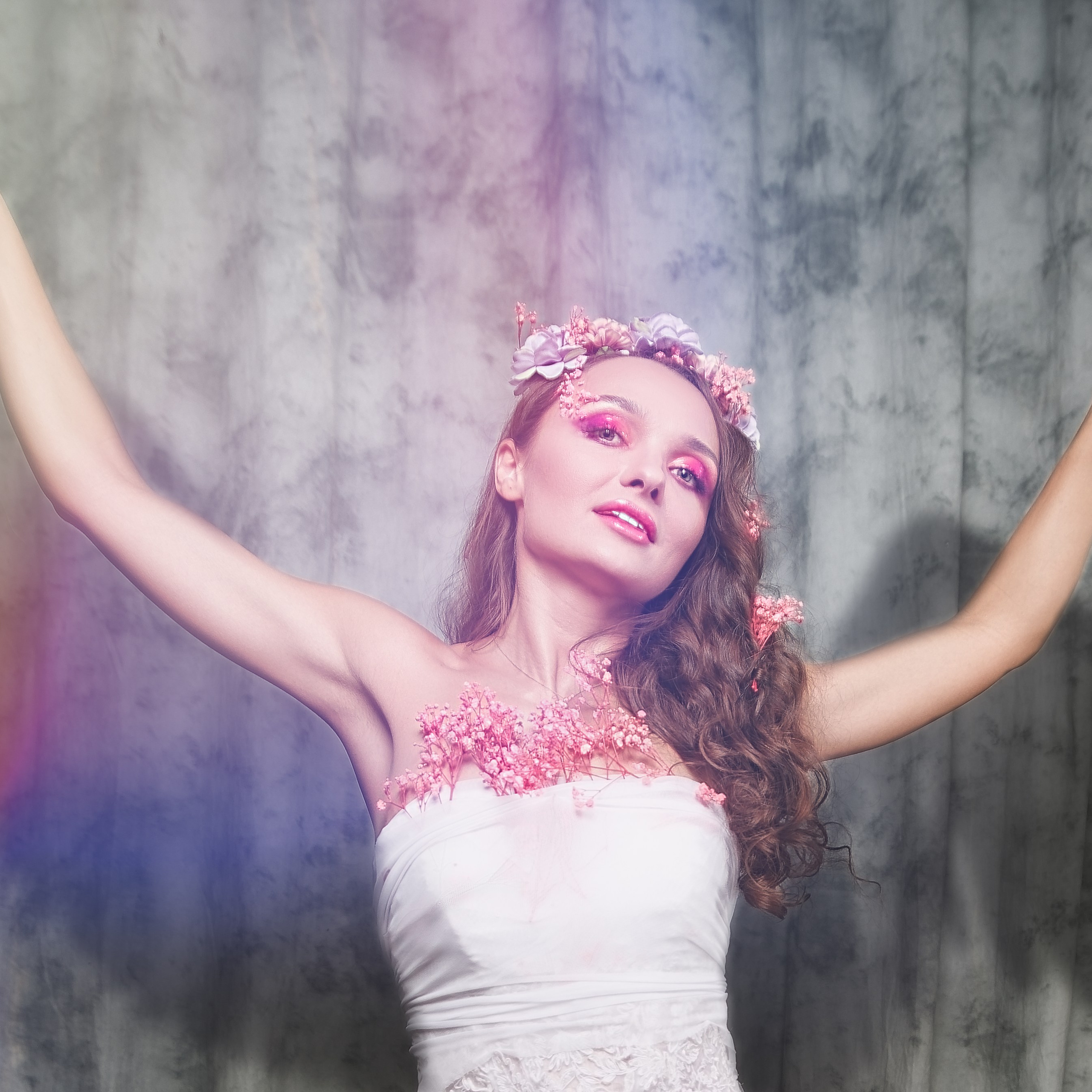 Красивая девушка в образе весны с расправленными крыльями