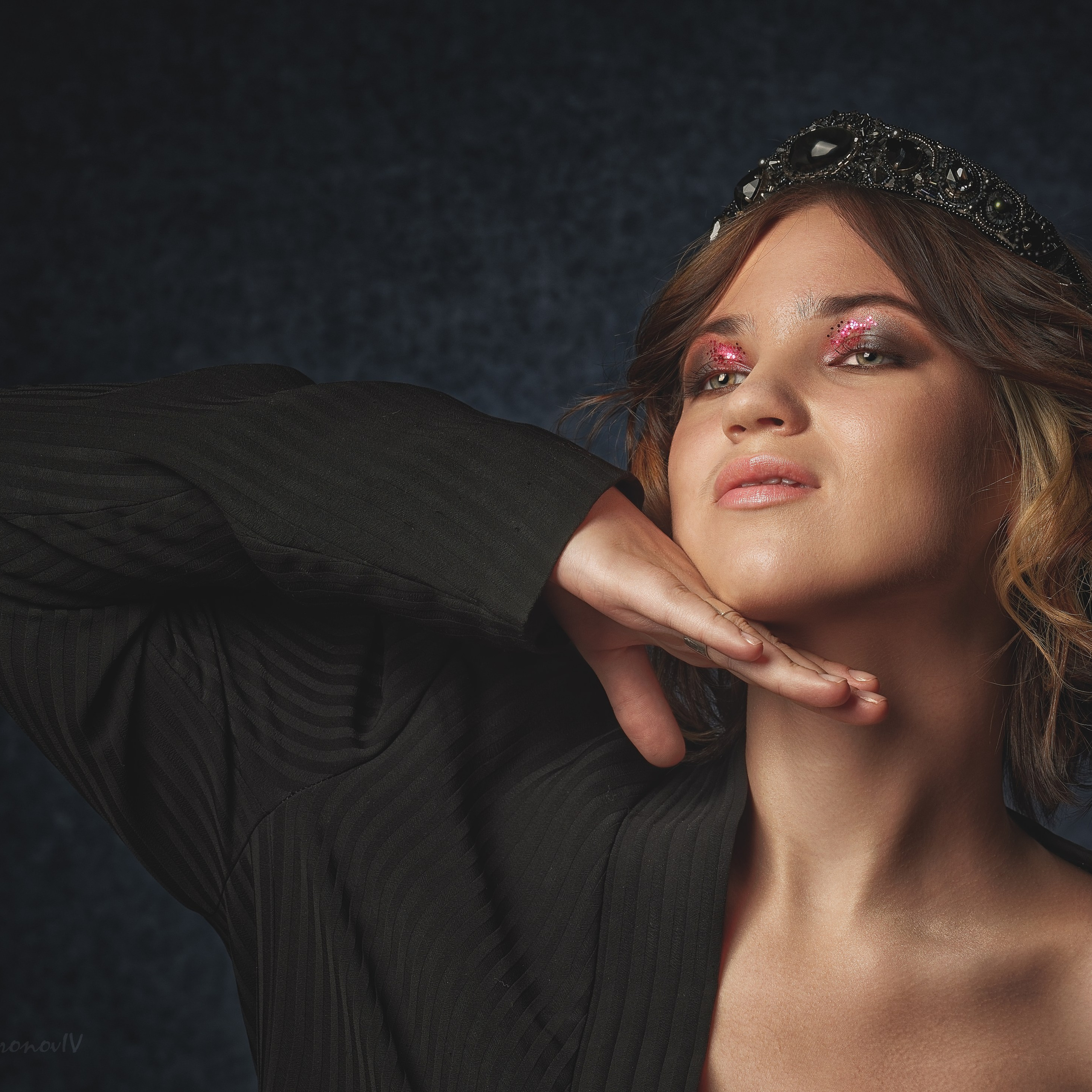 Девушка держит руку у подбородка