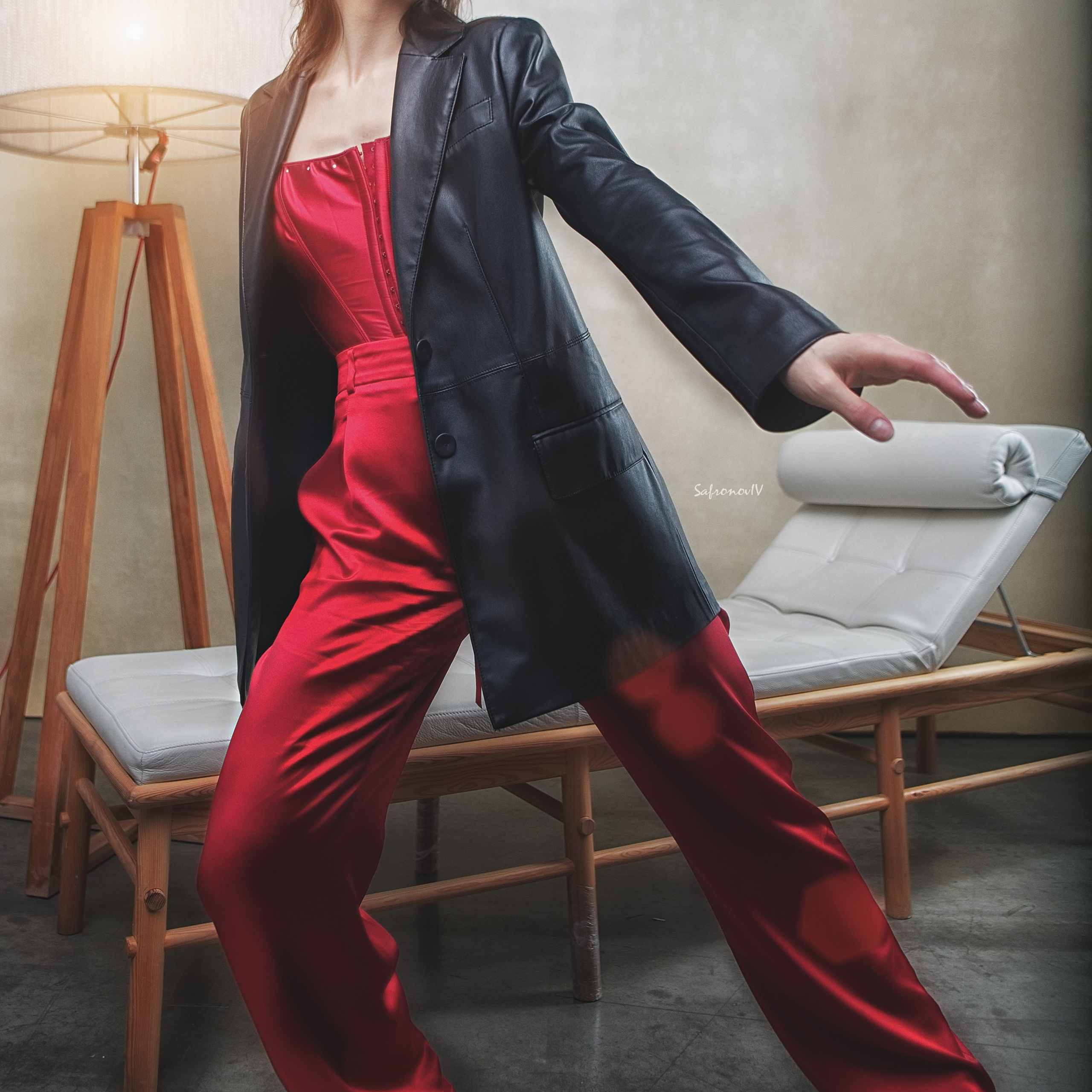 Девушка в красном костюме и черной куртке