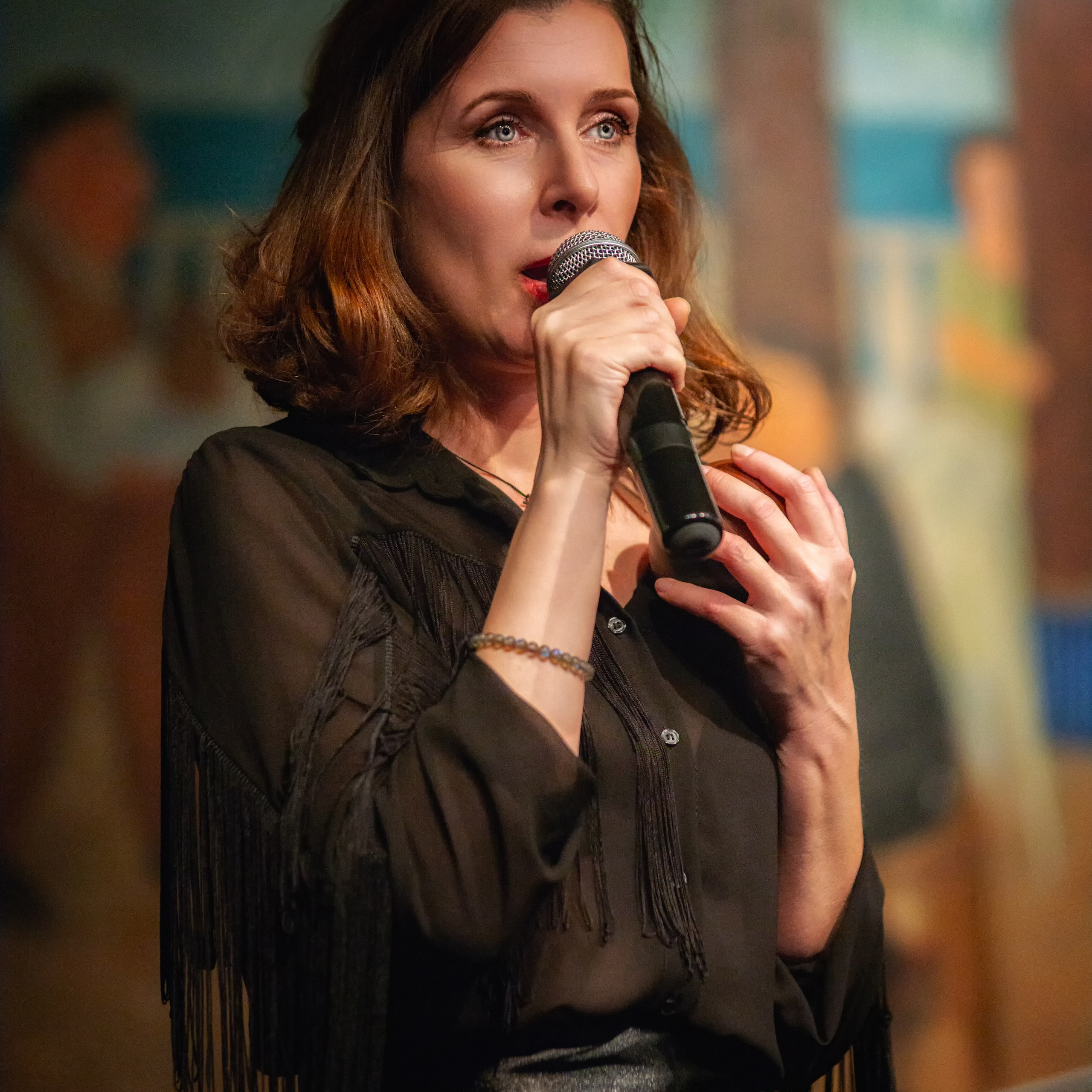 Актриса с микрофоном в театре