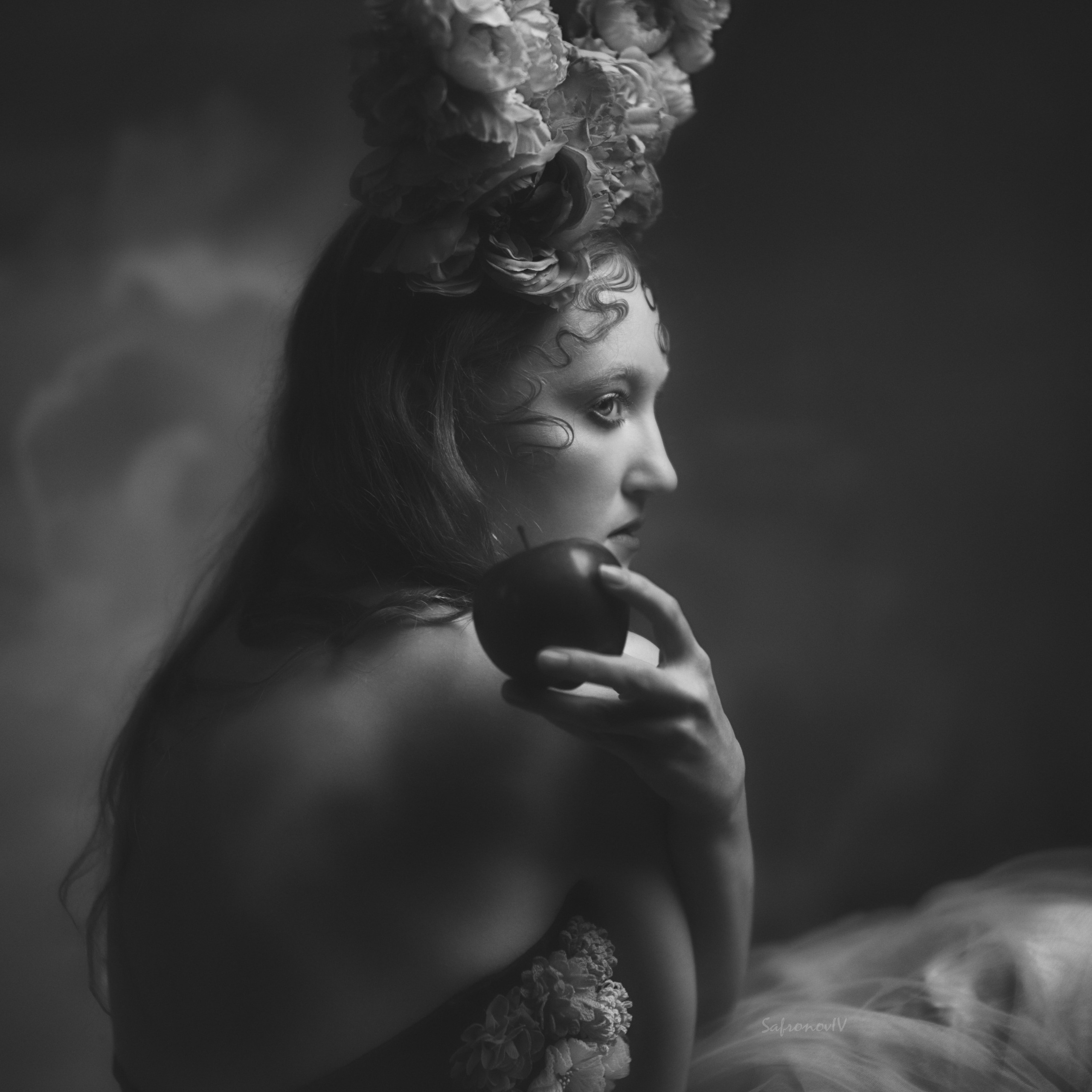 Девушка держит яблоко в руках