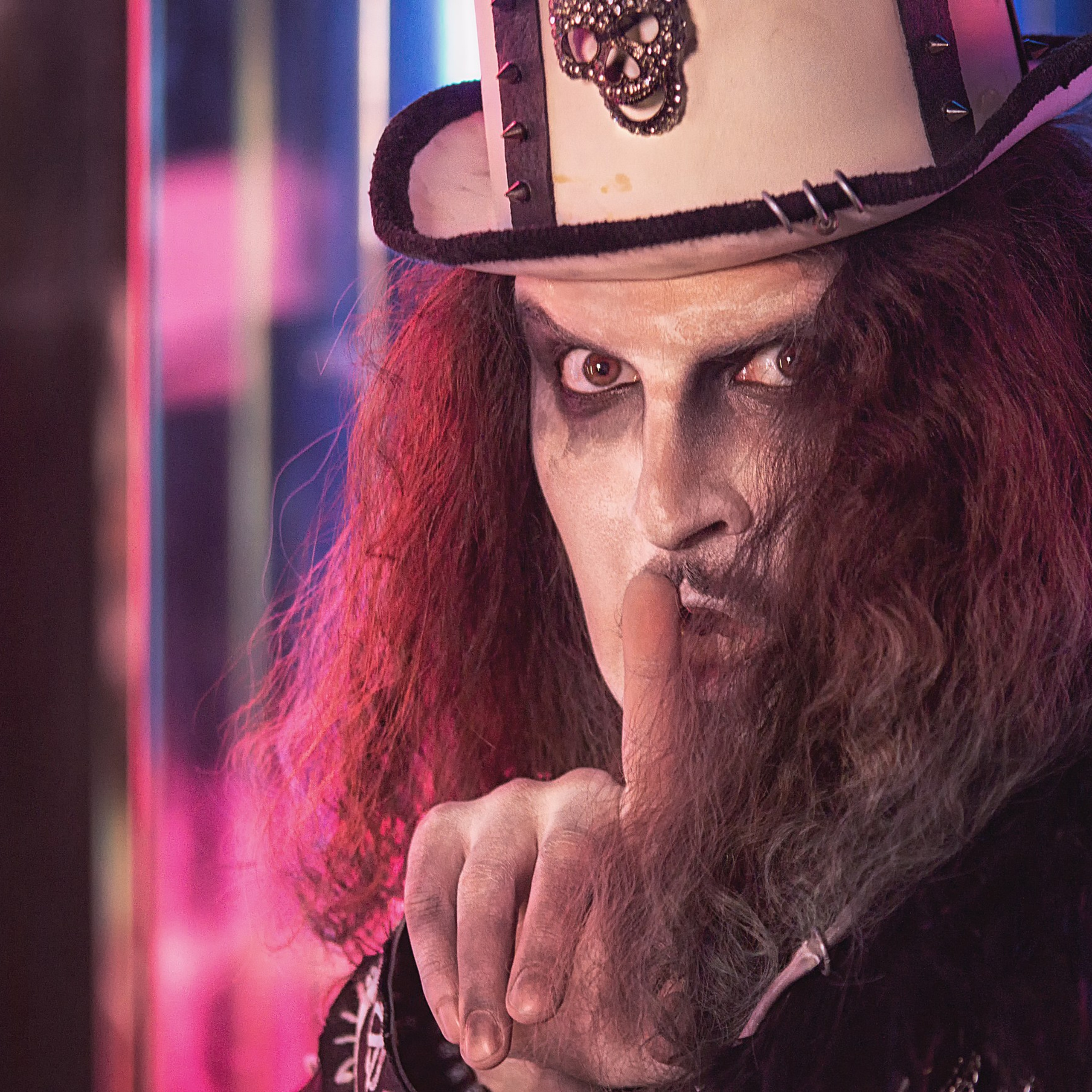 Мужчина в шляпе указывает на тишину