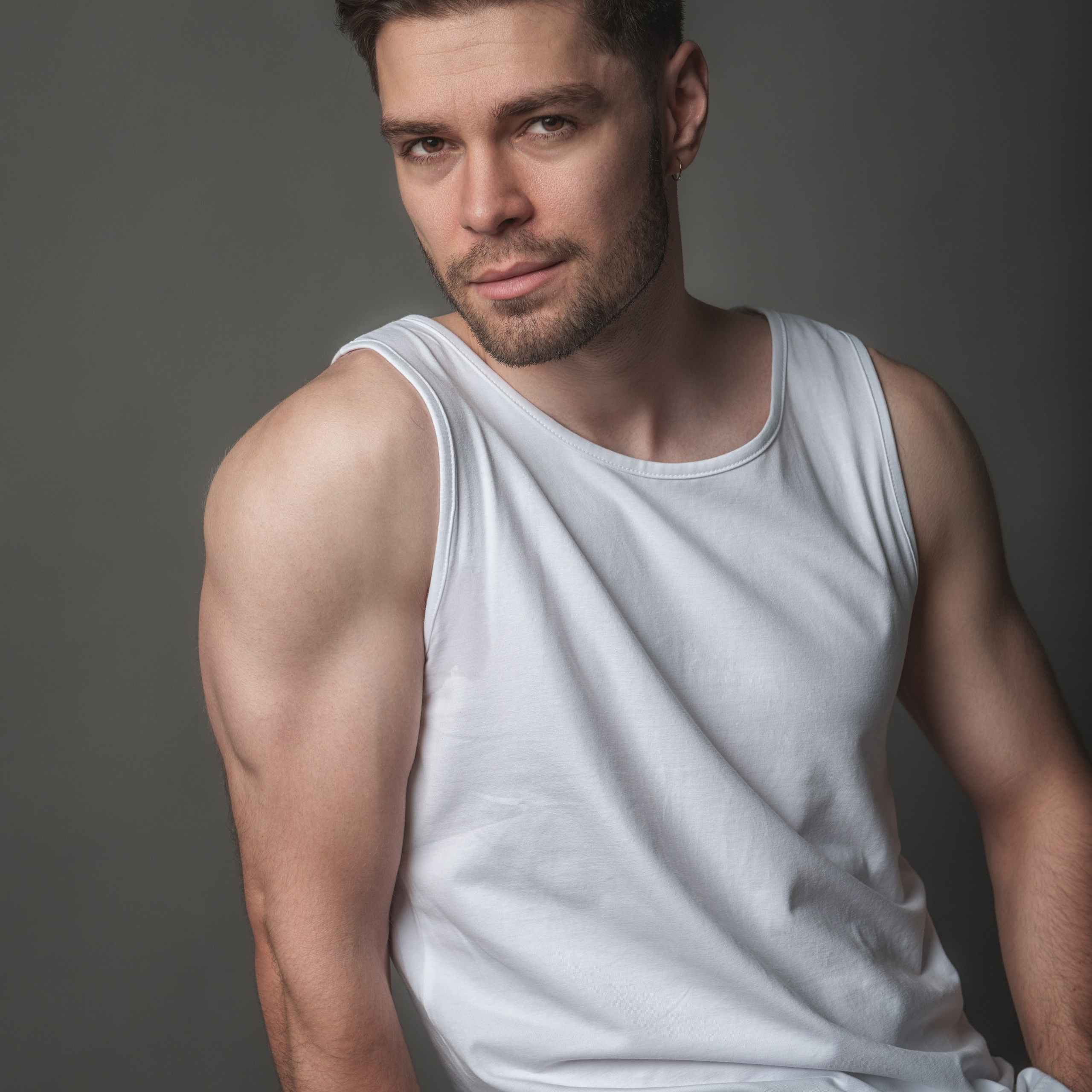 Мужчина пристально смотрит вперед