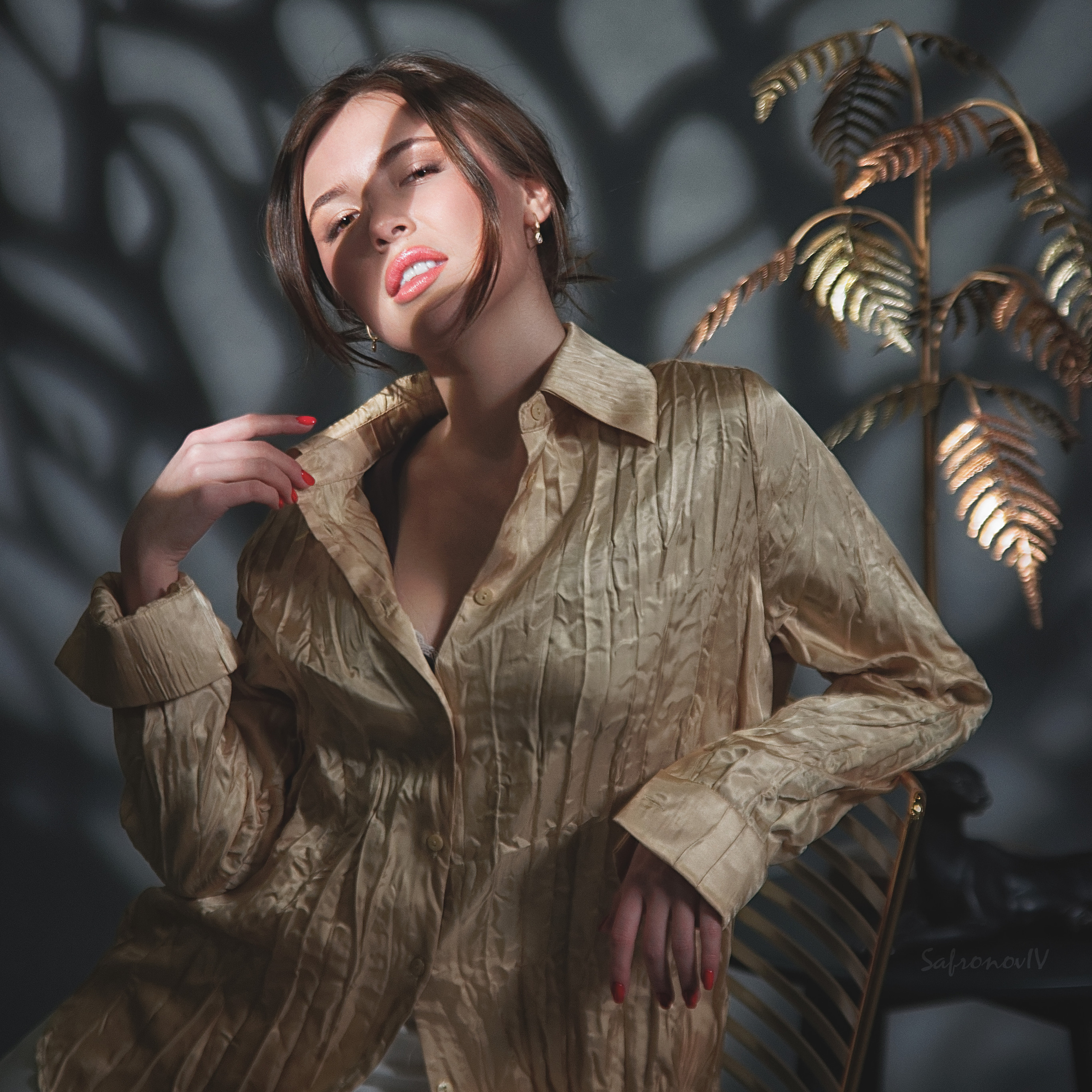 Портрет девушки в ветвях