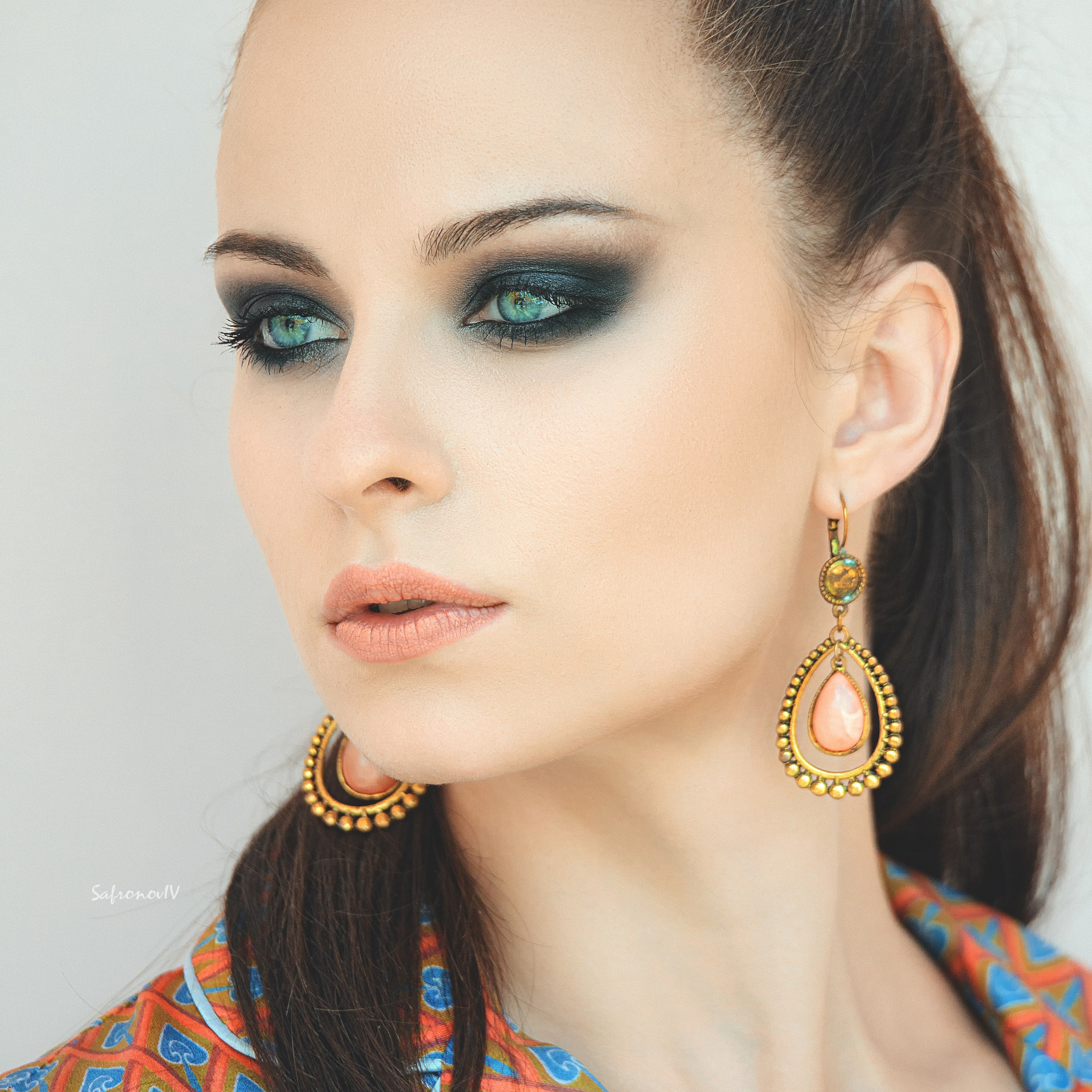 Девушка с голубыми глазами и золотыми зережками