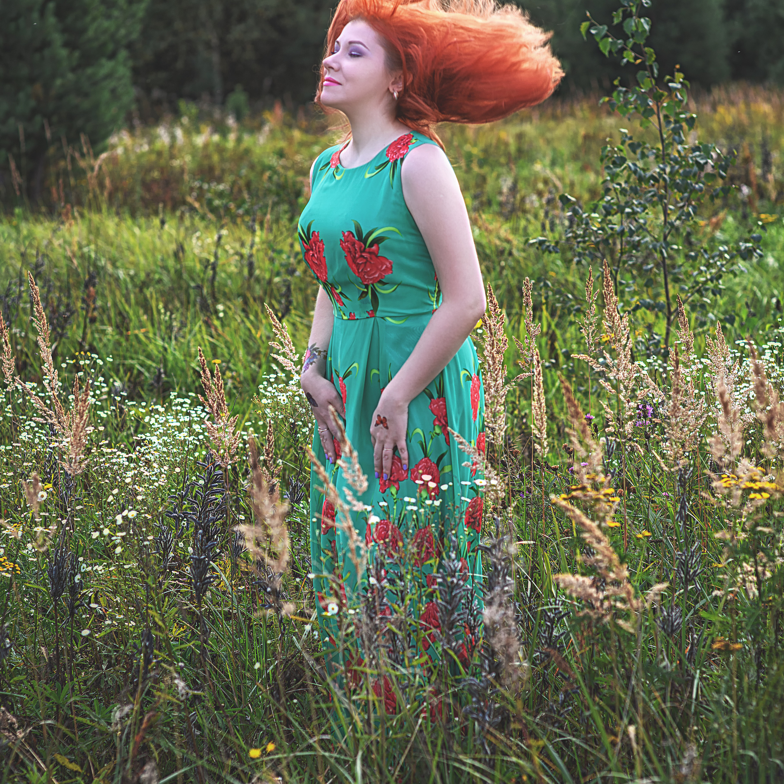 девушка с рыжими волосами на поле